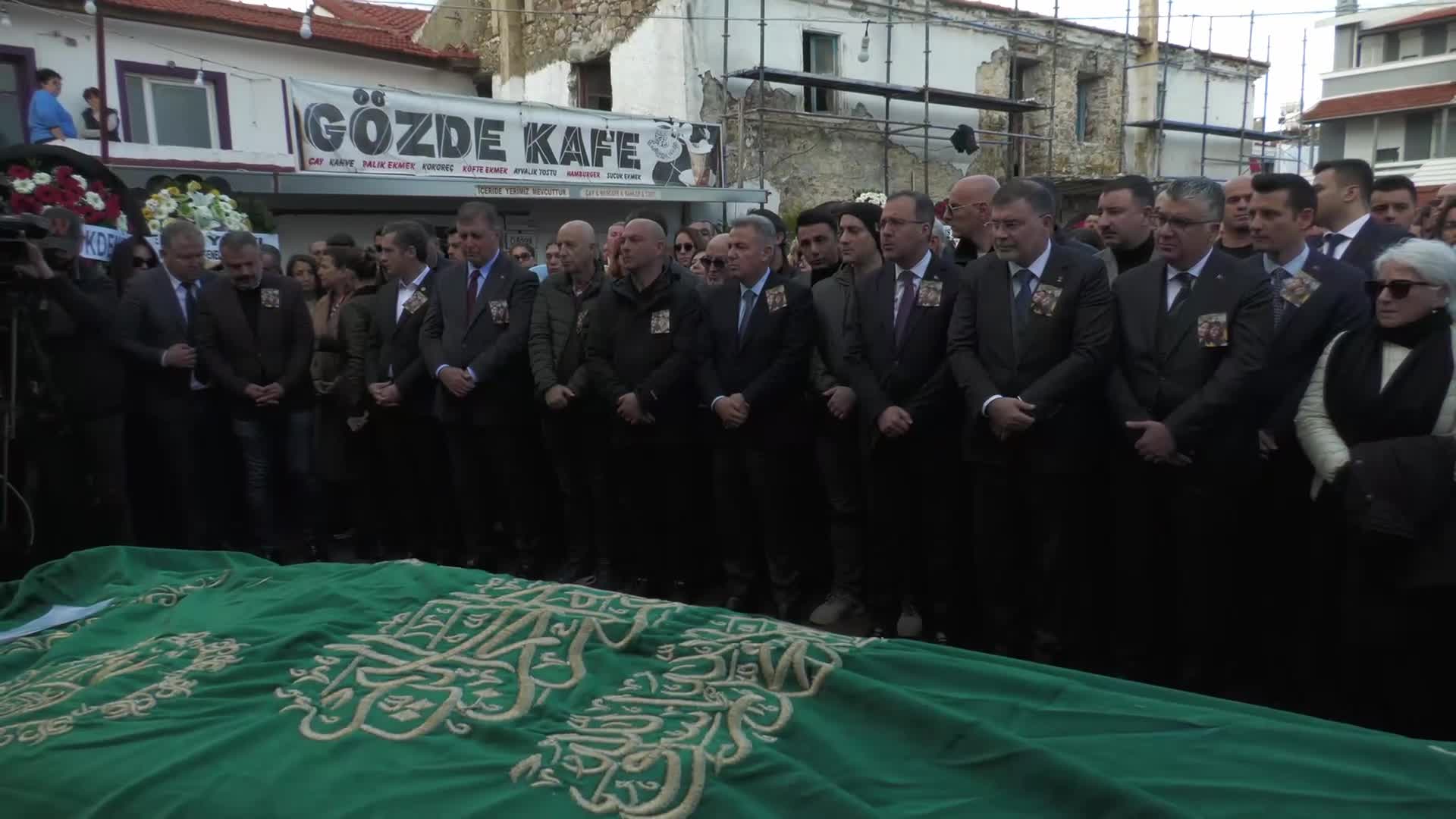 Bolu’daki yangın faciasında hayatını kaybeden Müge Suyolcu ve kızı Pera, İzmir’de yol yolculuğuna uğurlandı