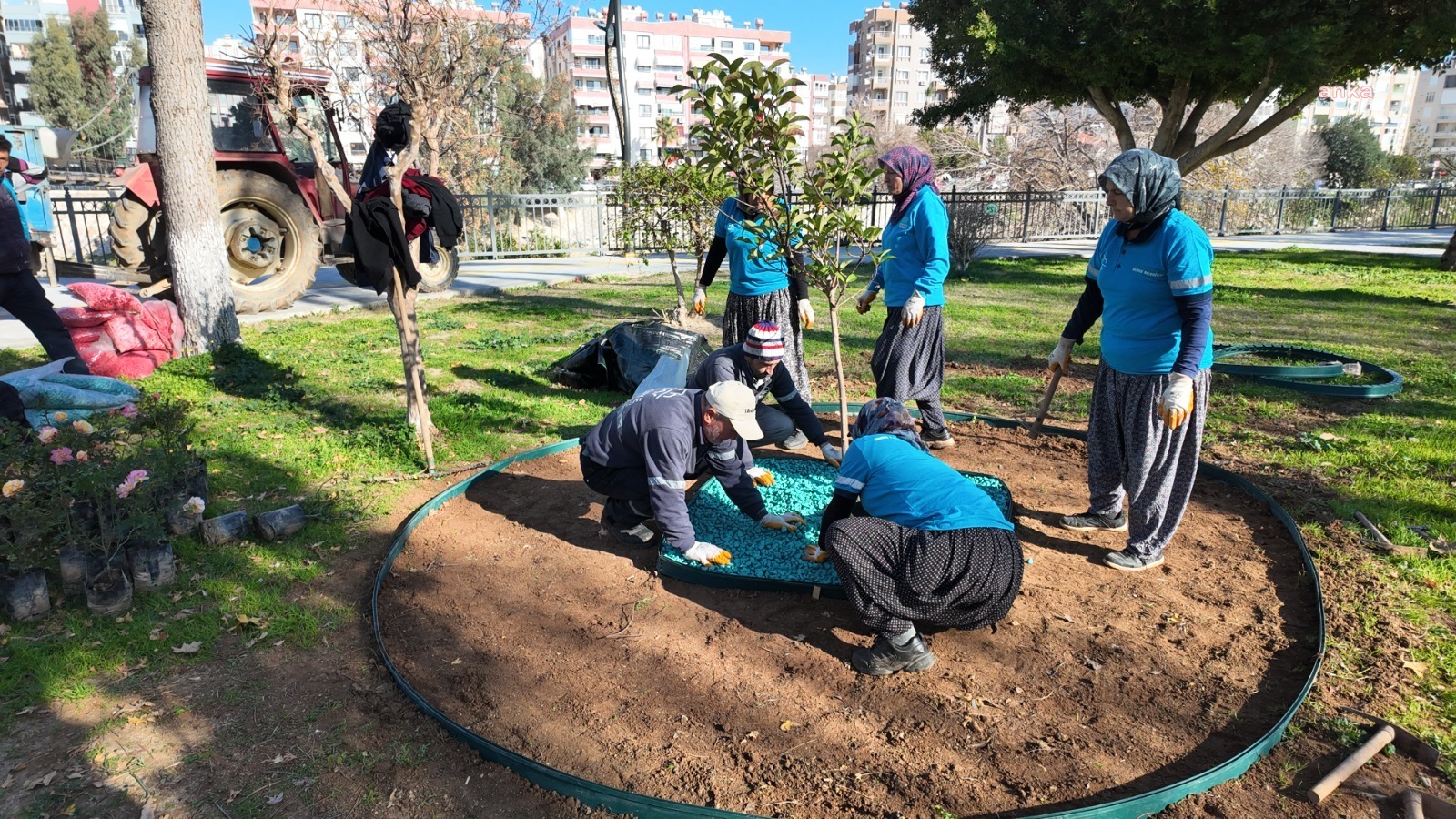 Silifke Belediyesi, yeşil alanlarda bakım çalışmalarını sürdürüyor