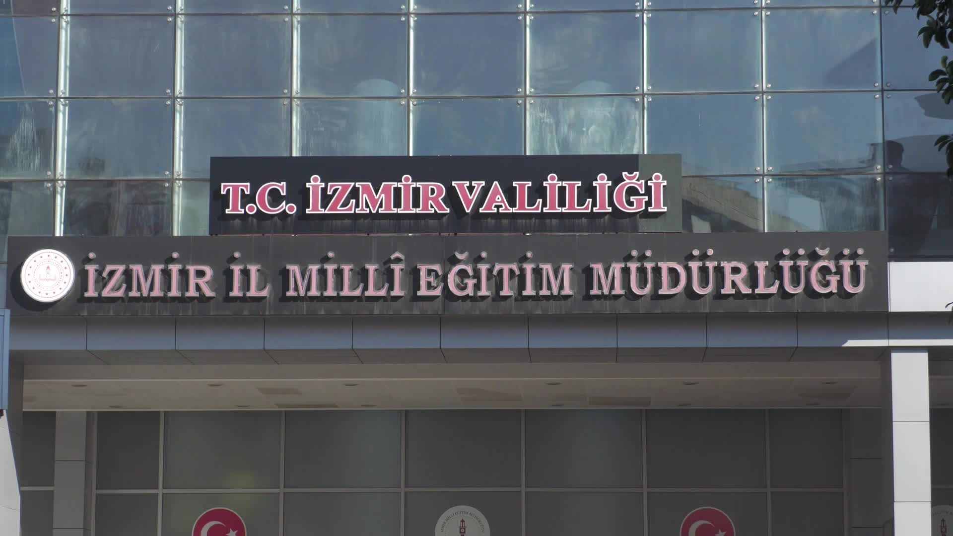 İzmir'de Eğitim-İş'ten Bakan Tekin'e ara tatil ödevi: "Anayasa ve Nutuk okunacak, Milli Eğitim Bakanı'nın görev ve sorumluluklarıyla ilgili kompozisyon yazılacak"