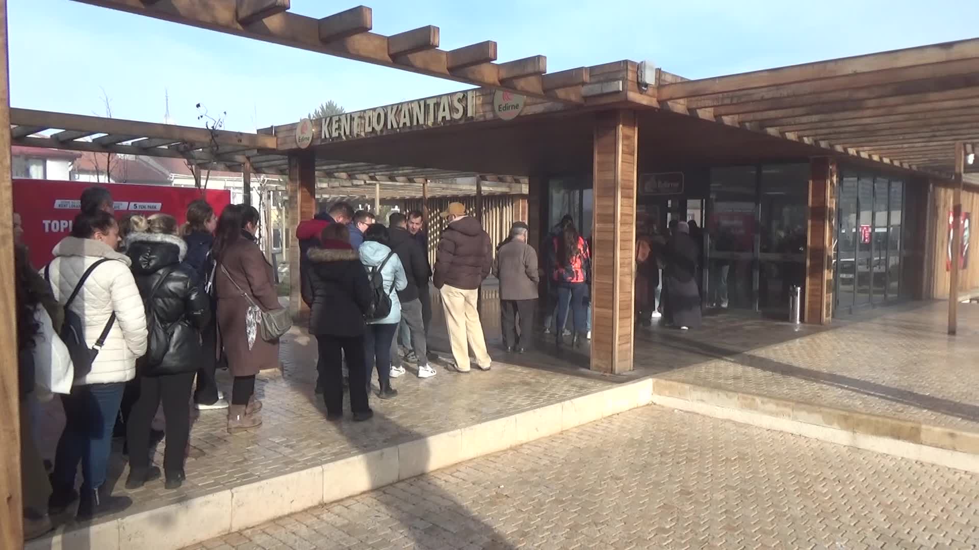 Edirne’de Kent Lokantası önünde 'ucuz yemek' kuyruğu