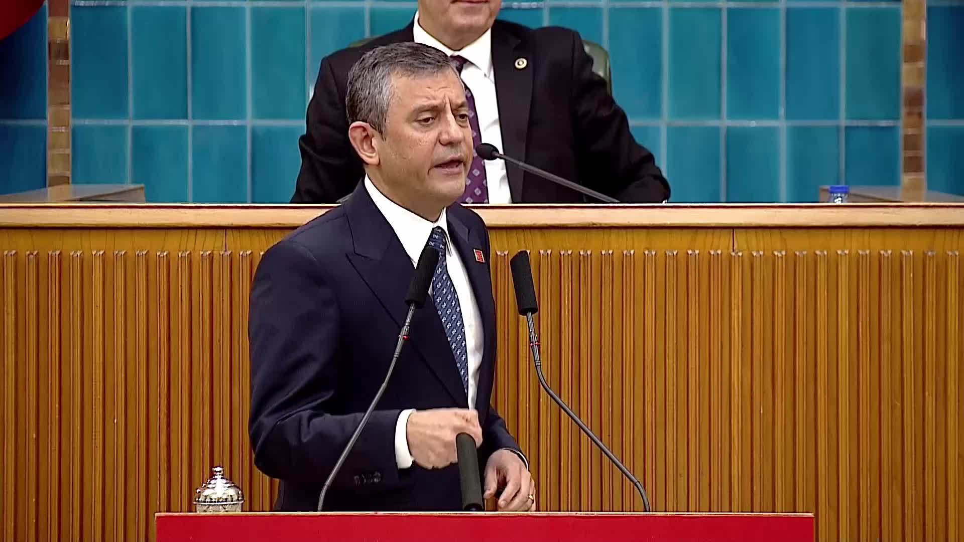 CHP grup toplantısı... Özgür Özel: “Cuma günü ifadeye çağrılan İmamoğlu değil, tüm demokratlardır.  Çağrılan herkese ‘Gidin, o ifadeyi verin’ diyorum”