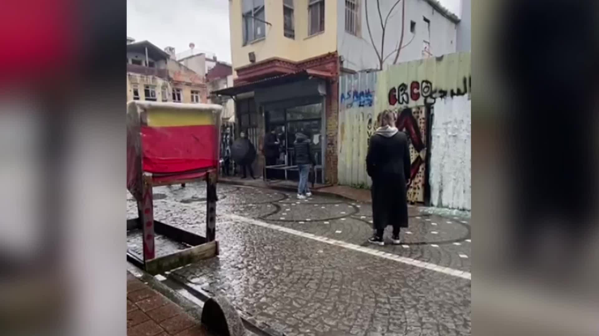 Ünlü dizinin çekildiği kahvehanenin önünde yaşanan 'tezgah' kavgasında bir kişi öldü, olay anı kamerada