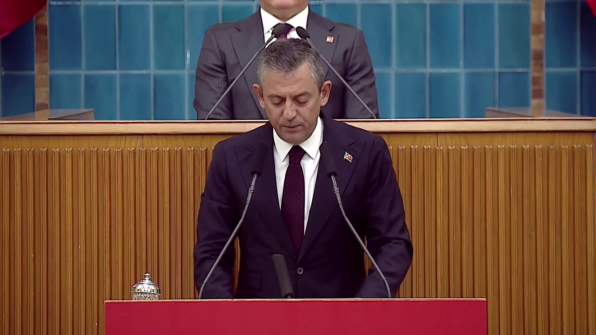 CHP grup toplantısı... Özgür Özel: "Asgari ücrette 21 bin lirayı telaffuz etmeyin. Eğer buna kalkışırsanız o iktidarı size dar edeceğiz. Hodri meydan"