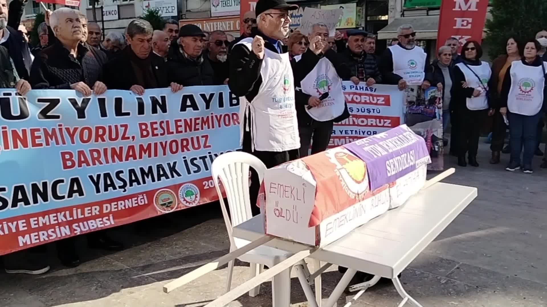 Mersin'de emeklilerden tabutlu eylem: "Emekliler hiç bu kadar sefil duruma gelmedi"