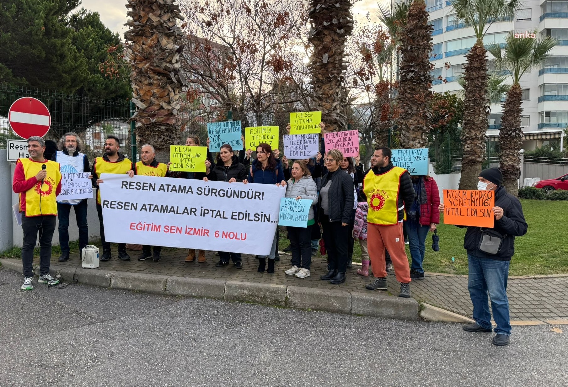 İzmir'de Eğitim Sen üyelerinden resen atama tepkisi: "Resen atama sürgündür, iptal edilsin"