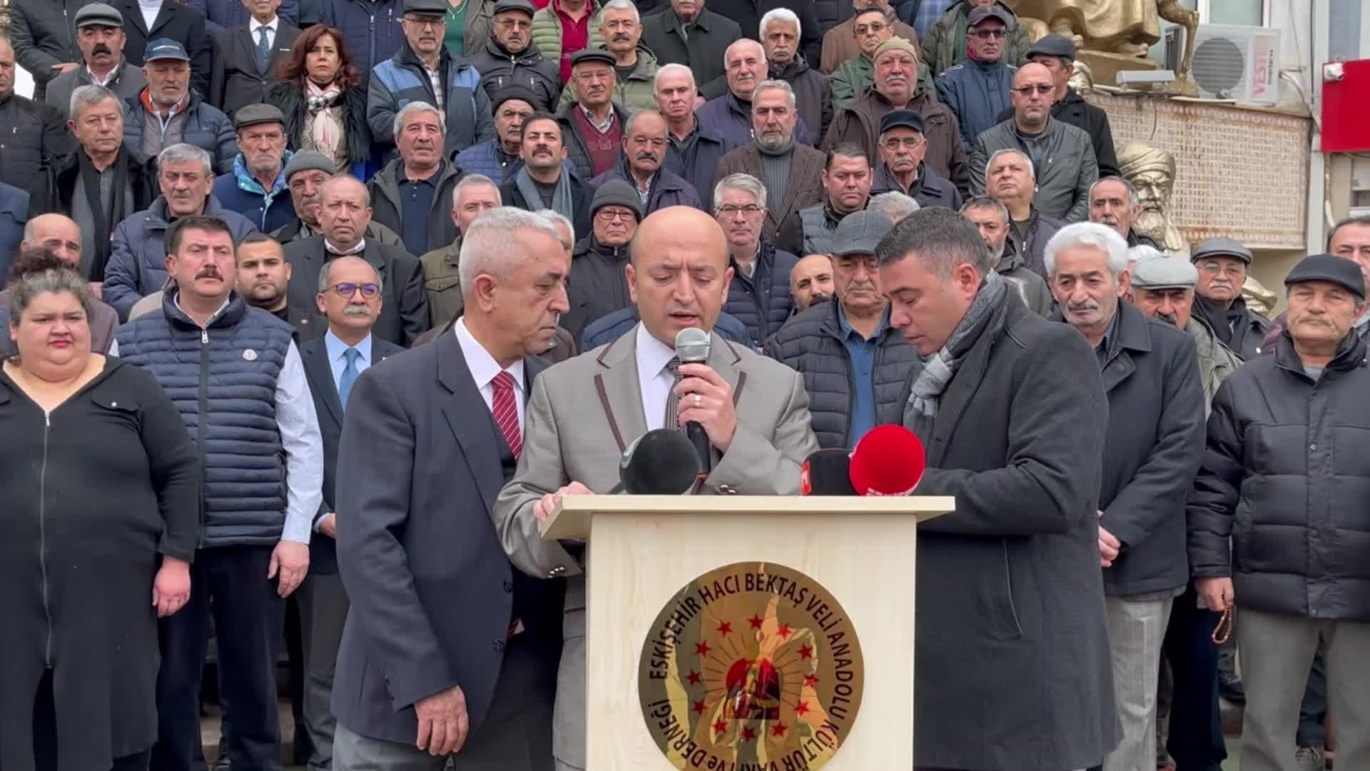 Eskişehir’de Alevilerden cemevlerinin ibadethane sayılmasına ret oyu veren belediye meclis üyelerine tepki: “Bin yıldır Alevilerin ibadethanesi cemevleridir”