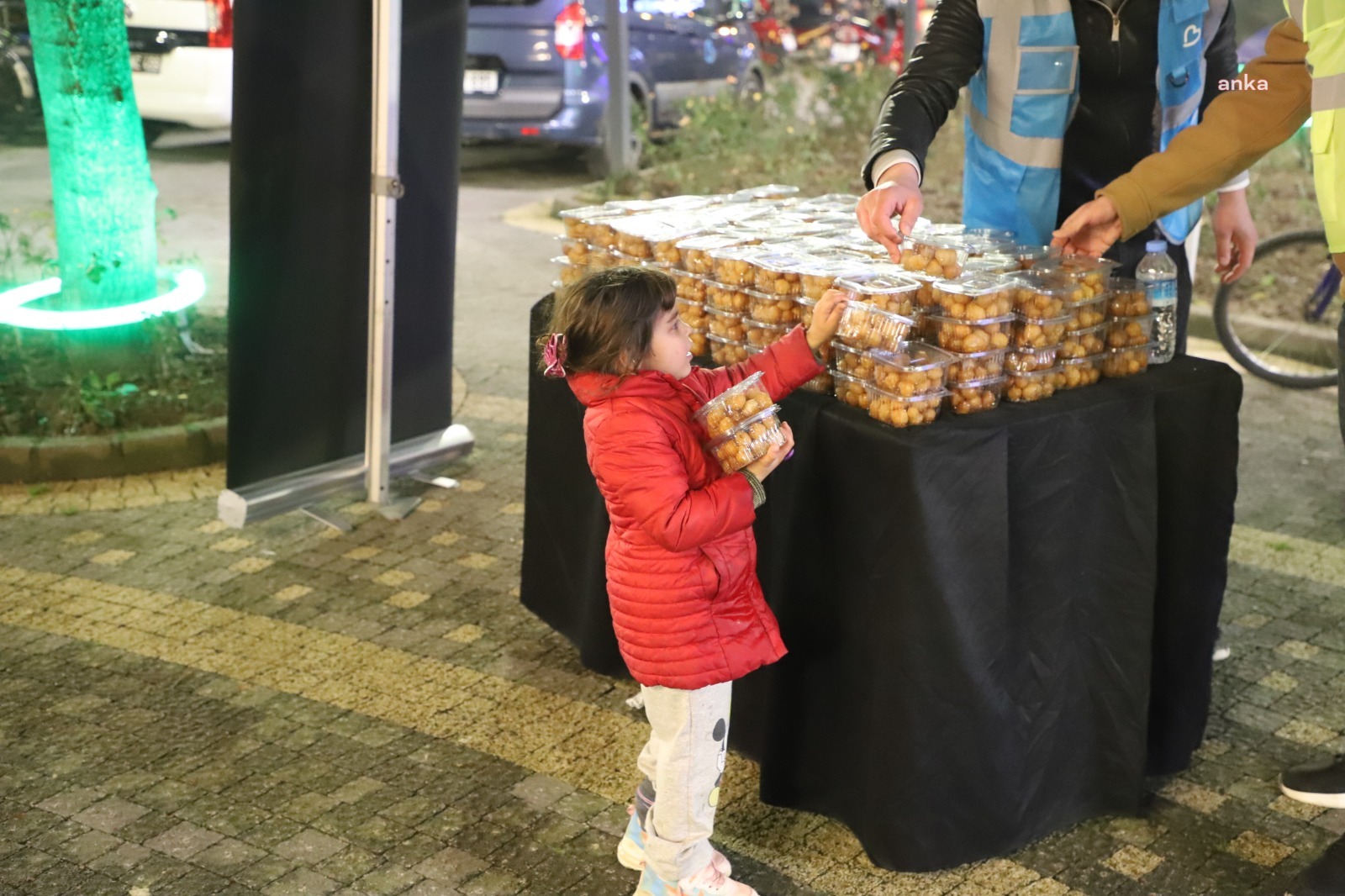 Balıkesir Büyükşehir Belediyesi'nden Miraç Kandili'nde vatandaşlara lokma ve kandil simidi ikramı