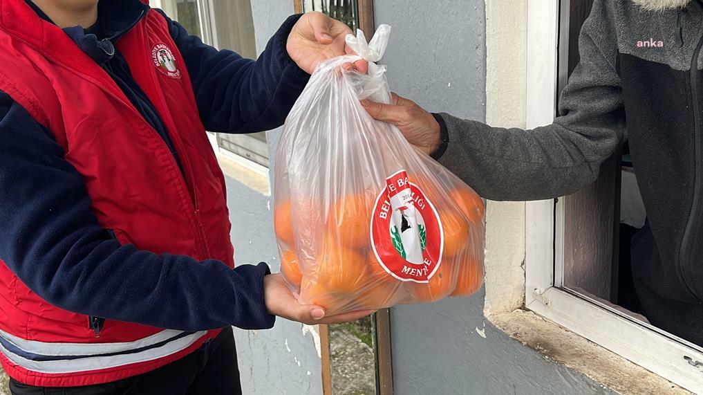 Menteşe Belediyesi, yerel üreticilerden aldığı 1 ton portakalı, vatandaşlara dağıttı