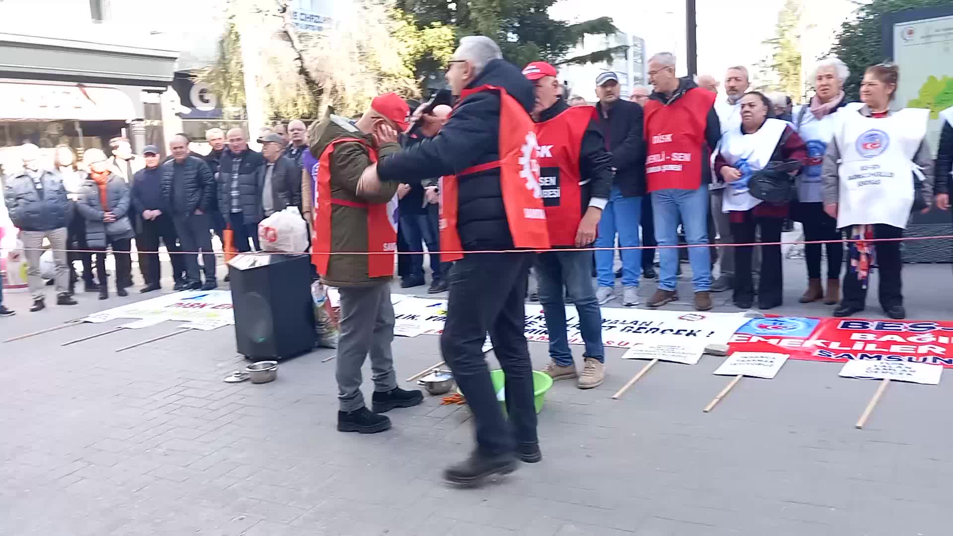 DİSK Emekli Sen; SGK, TÜİK ve Hazine ve Maliye Bakanlığı flamalarını yıkadı: "Bunu temizlemek emekçilere düştü"