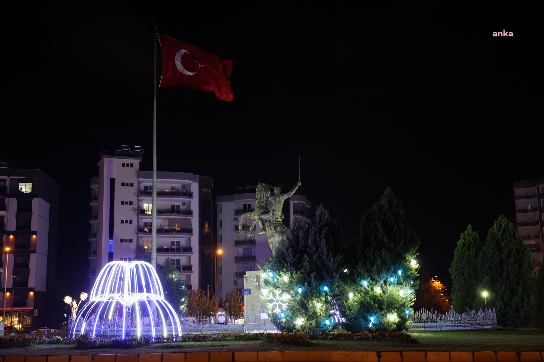 Aydın Büyükşehir Belediyesi, yeni yıl dolayısıyla caddelerde ışıklandırma çalışması yaptı