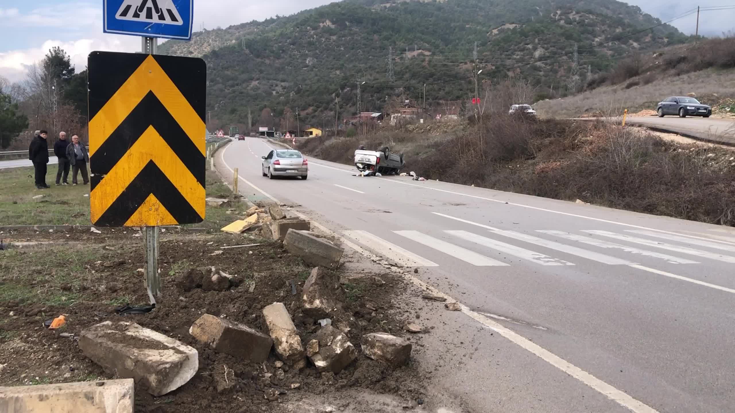 Amasya'daki trafik kazasında aynı aileden dört kişi yaralandı, köylüler köprülü kavşak yapılmasını istedi