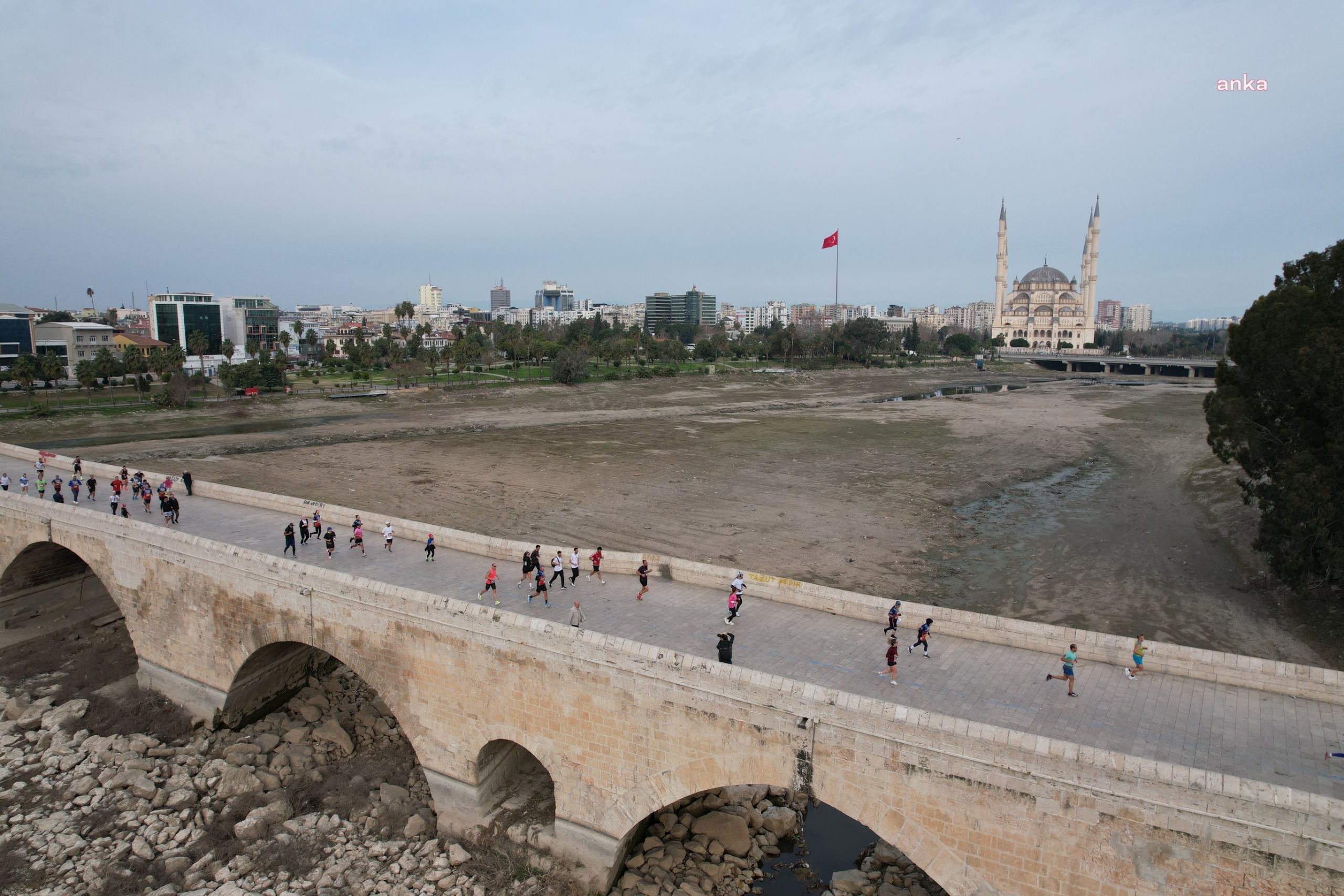 Adana'da düzenlenen  15. Uluslararası Kurtuluş Yarı Maratonu'na bu yıl yaklaşık 4 bin sporcu katıldı