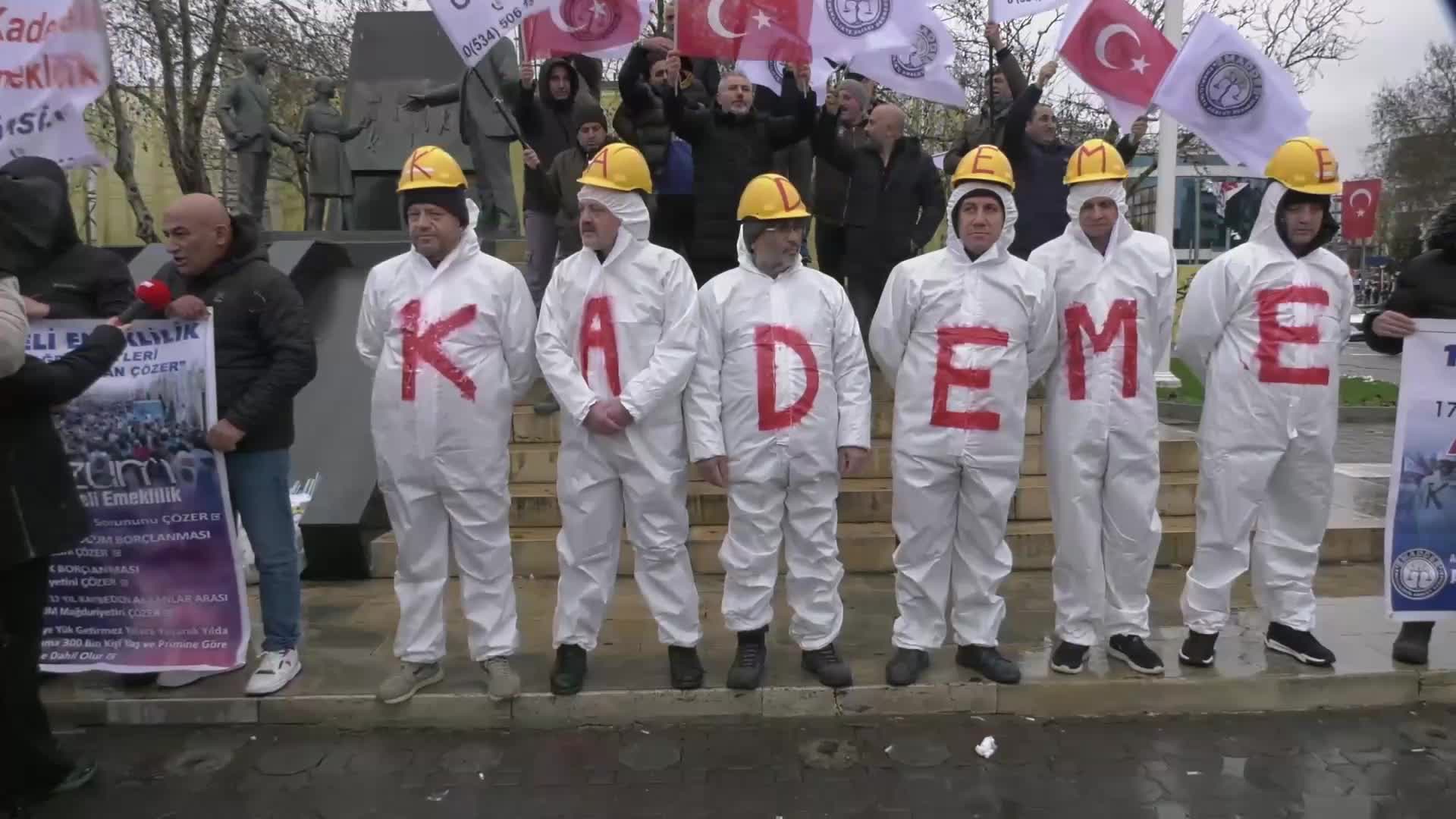 Kademeli emeklilik bekleyenler emekçilerden iktidara kırmızı kartlı protesto