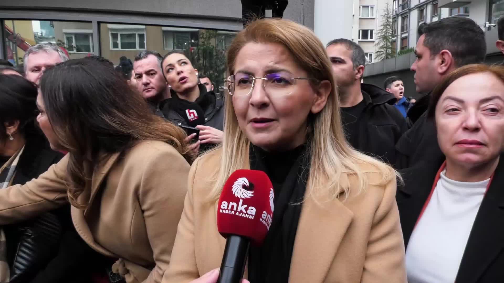 CHP'li Belediye Başkanları Beşiktaş'ta... Ayşegül Ovalıoğlu: "Rıza başkanımız için hak, hukuk, adalet arayışı için buradayız"