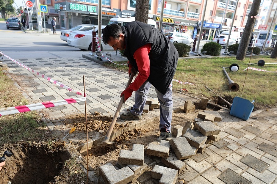 Menderes Belediyesi  parklardaki elektrik tesisatlarını yeniliyor