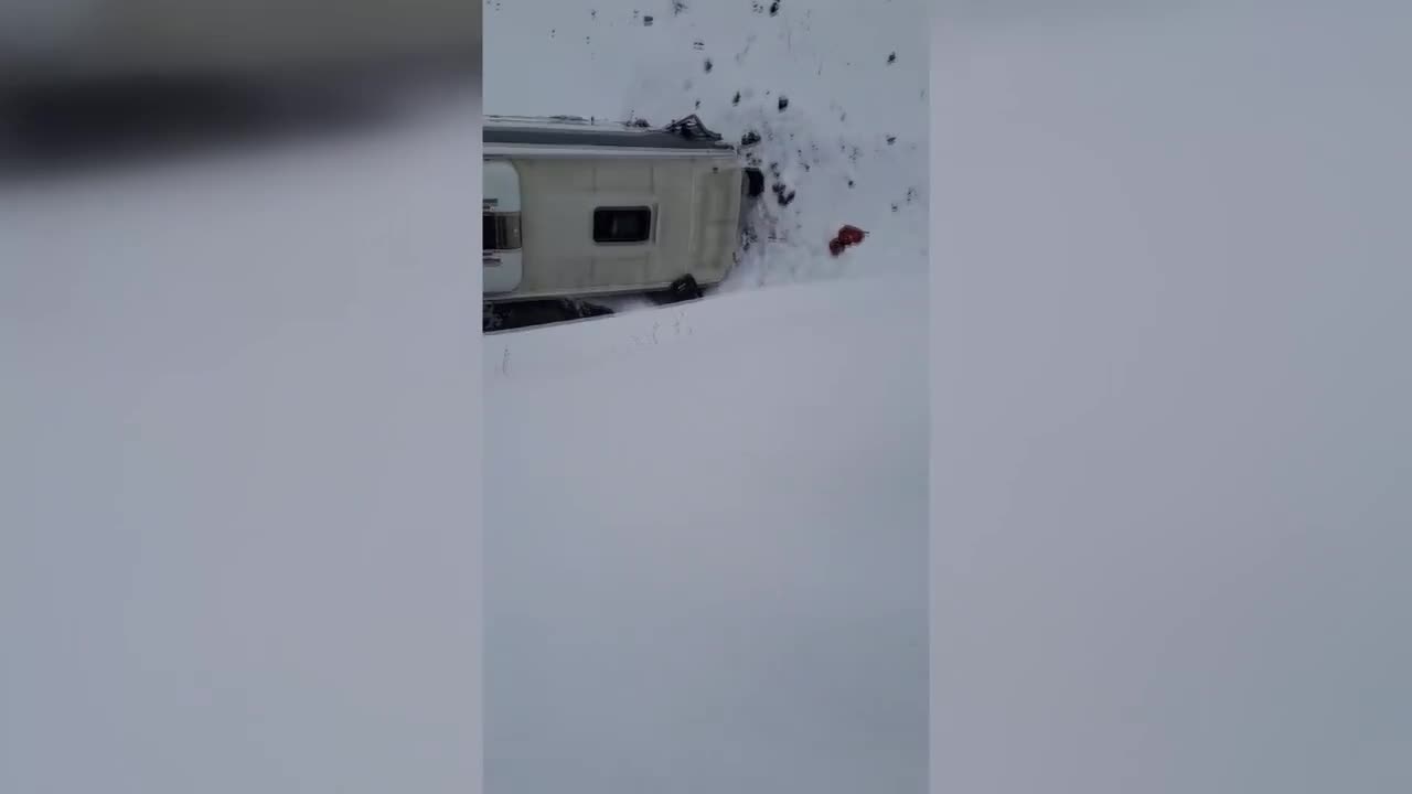 Erzincan'da freni patlayan yolcu otobüsü şarampole devrildi