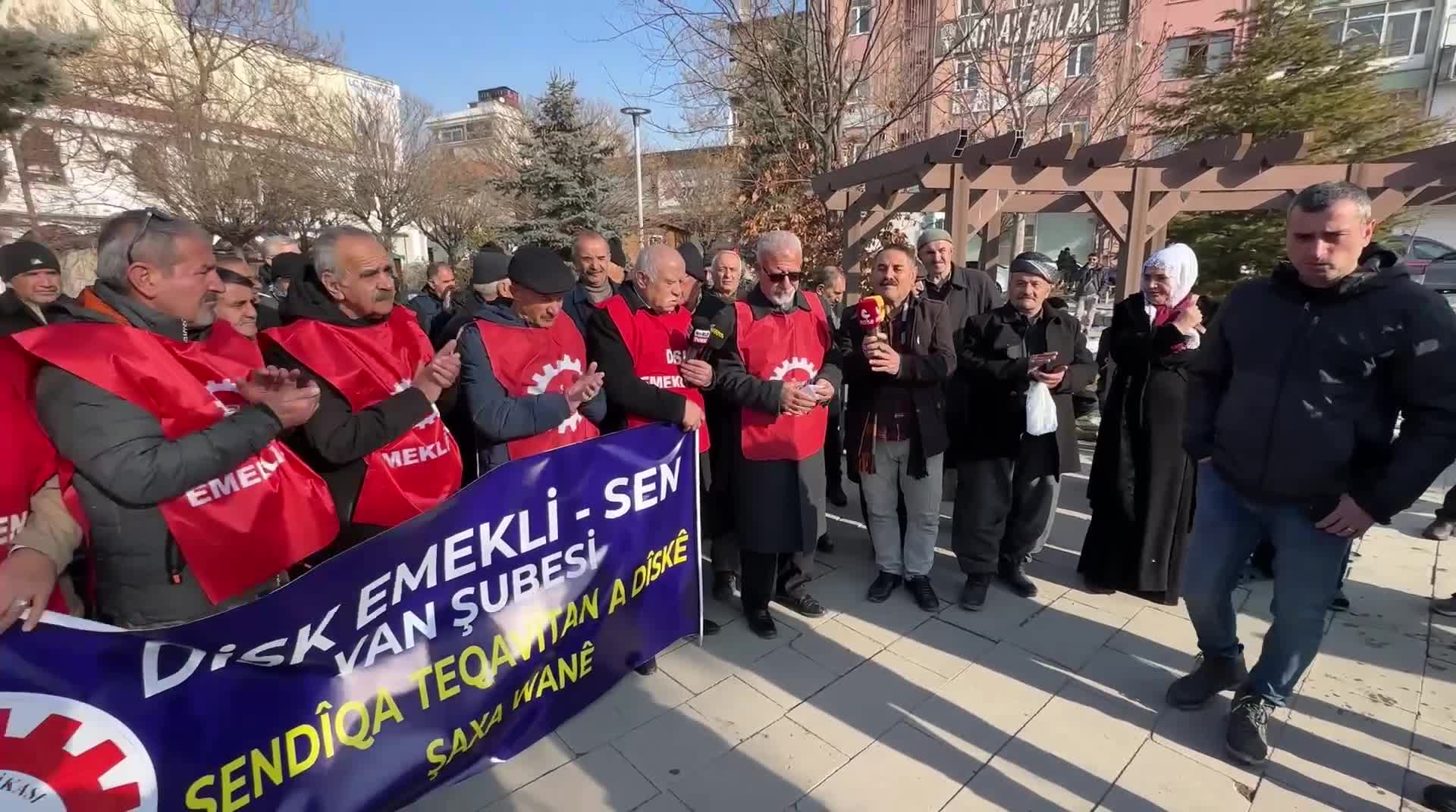 Van'da emeklilerden protesto