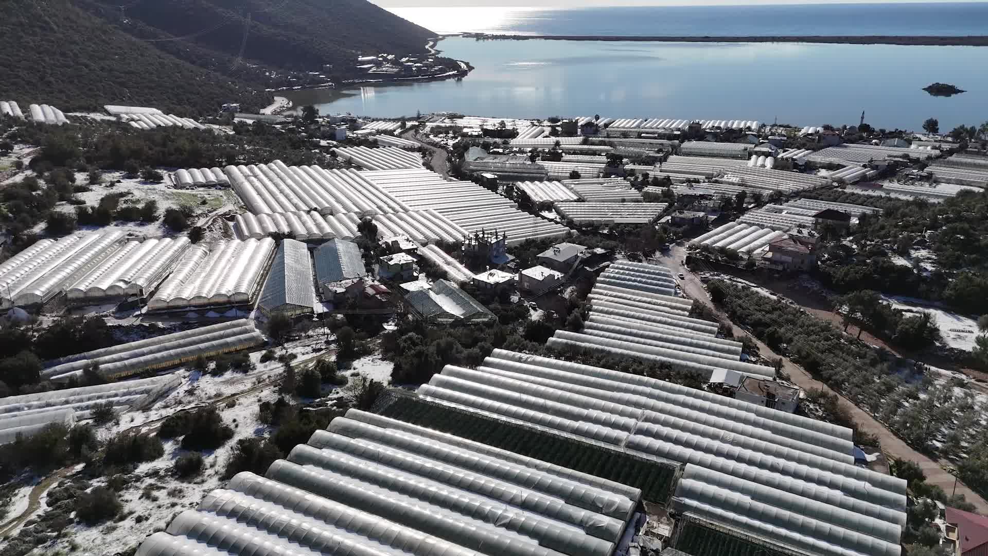 Antalya Demre'de ceviz büyüklüğündeki dolu yağışı seralarda büyük zarara yol açtı