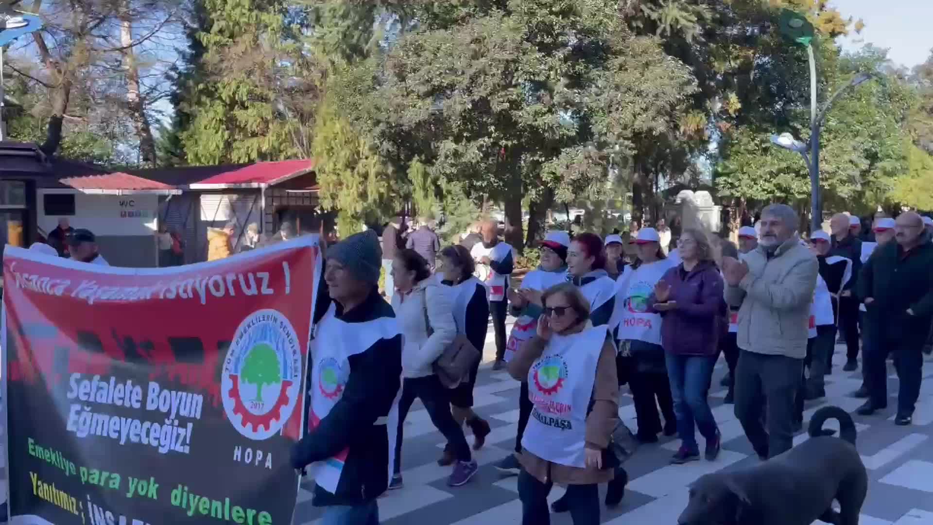 Tüm Emeklilerin Sendikası Hopa Temsilcisi Aydın: "Sizin yandaşlarınız üretmeden yiyor, biz ürettiğimize ulaşamıyoruz"