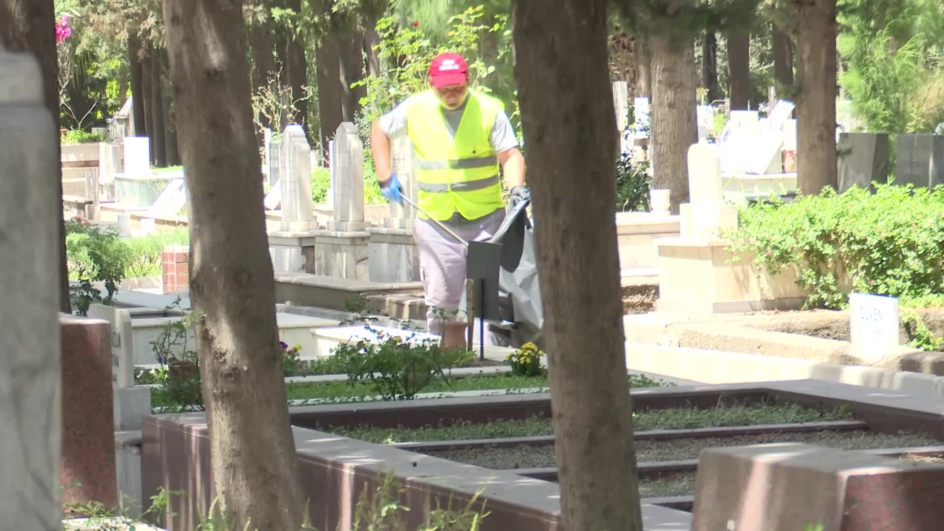 İzmir Büyükşehir Belediyesi, 5 ilçede yeni mezarlık alanı çalışmalarına başladı