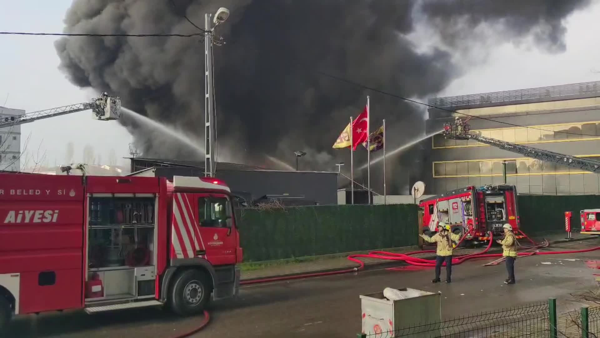 Alemdağ'da lastik deposu ve tekstil atölyesi yangınına çok sayıda itfaiye müdahale ediyor