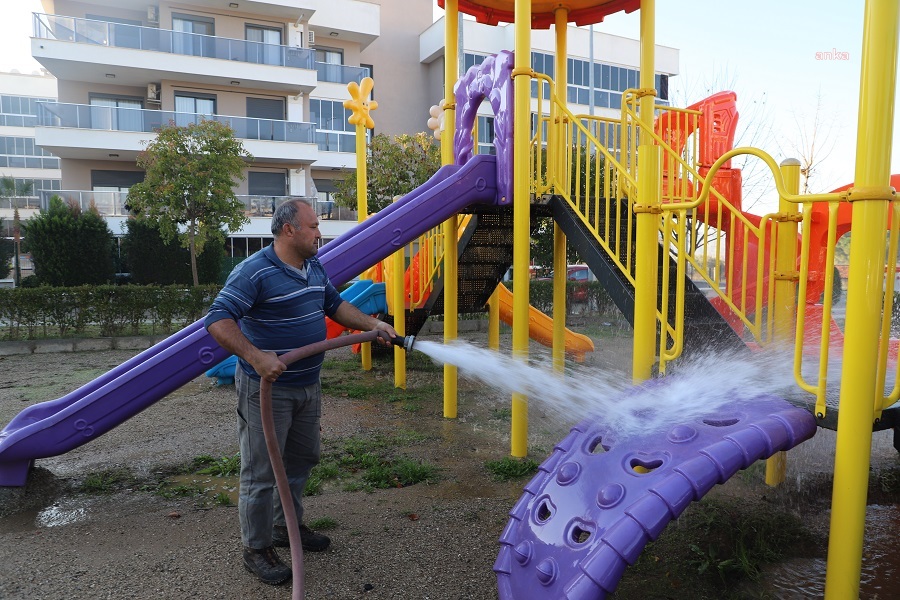 Menderes’te salgın hastalıklara karşı parklar dezenfekte edildi