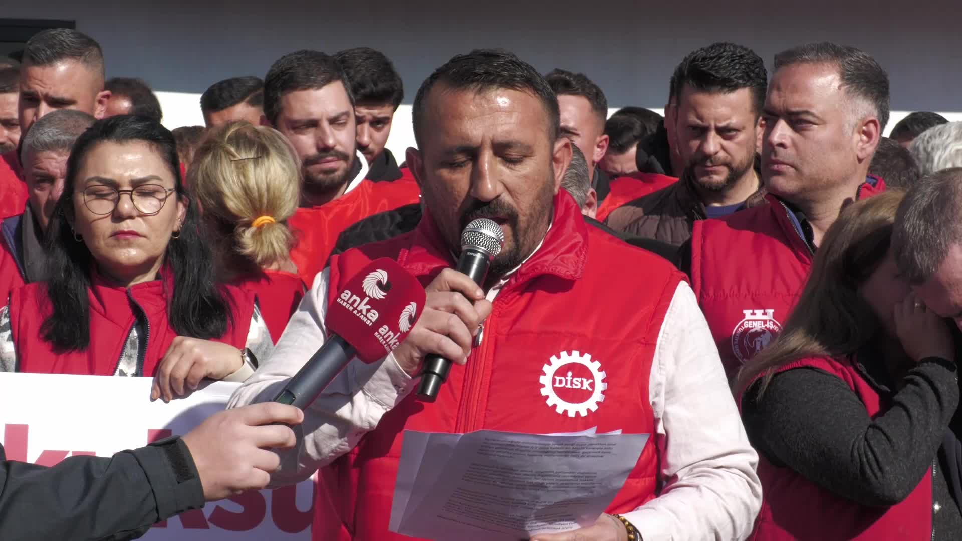 İzmir'de Genel İş Sendikası üyesi belediye emekçileri 148 işçinin ücretsiz izne çıkarılmasını protesto etti 