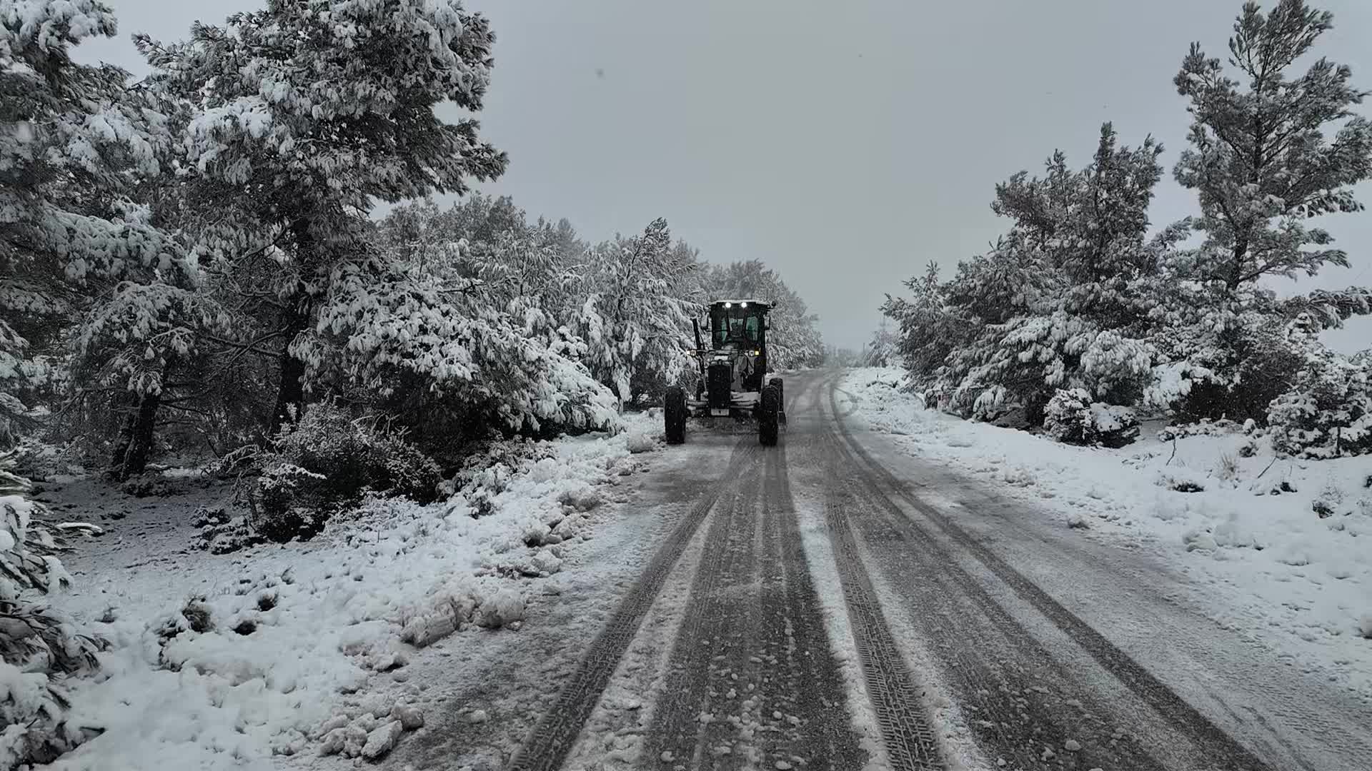 Bornova'da mevsimin ilk karı yağdı