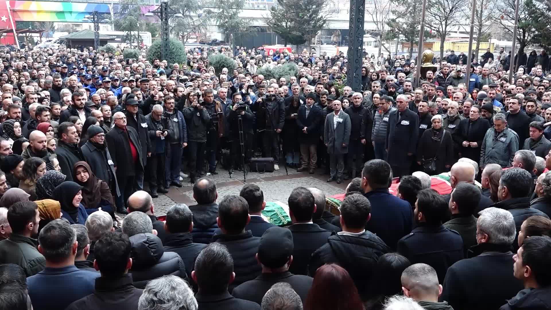 Trafik kazasında vefat eden 3 belediye işçisi için Mamak Belediyesi önünde tören düzenlendi