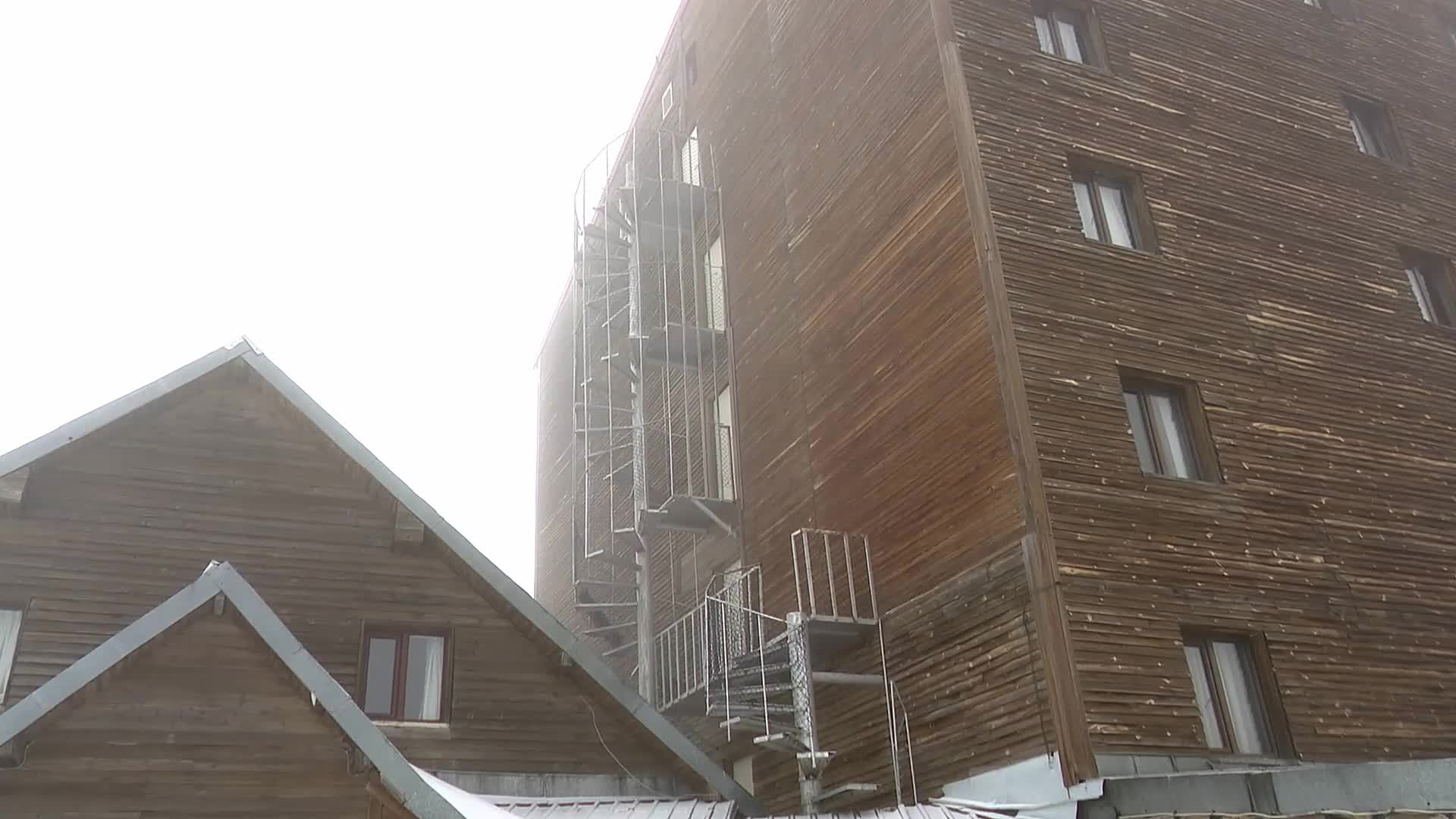 Kartalkaya’daki otel yangını faciası...  Yanan otelin yakınındaki diğer otellerde yangın merdivenlerinin bina dışında yer aldığı görüntülendi