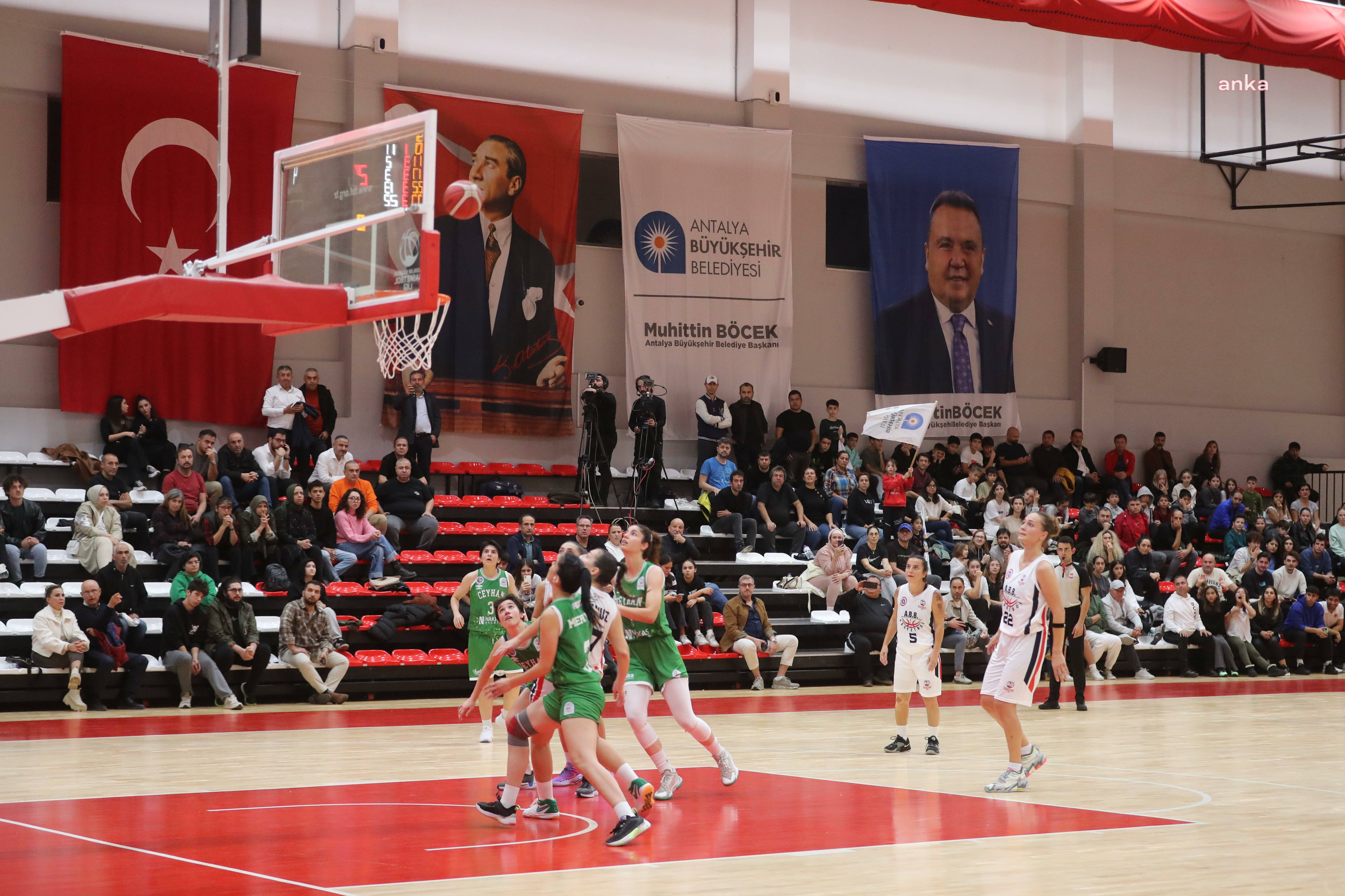 Antalya Büyükşehir Belediye Başkanı Böcek ve Kepez Belediye Başkanı Kocagöz, kadın basketbol maçını birlikte izledi