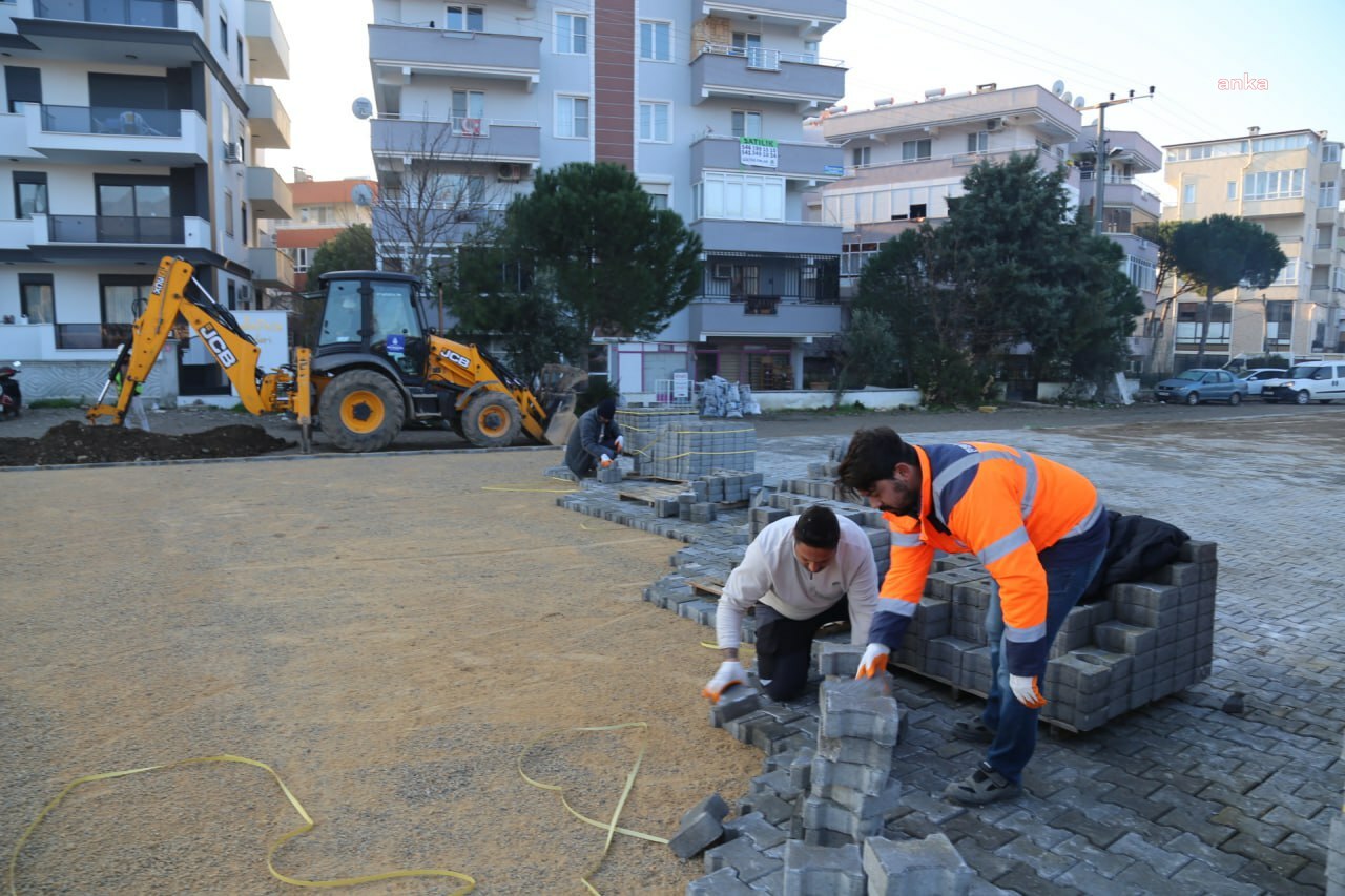 Edremit Belediyesi Fen İşleri Müdürlüğü ekiplerinden Kumluklar'da yol çalışması