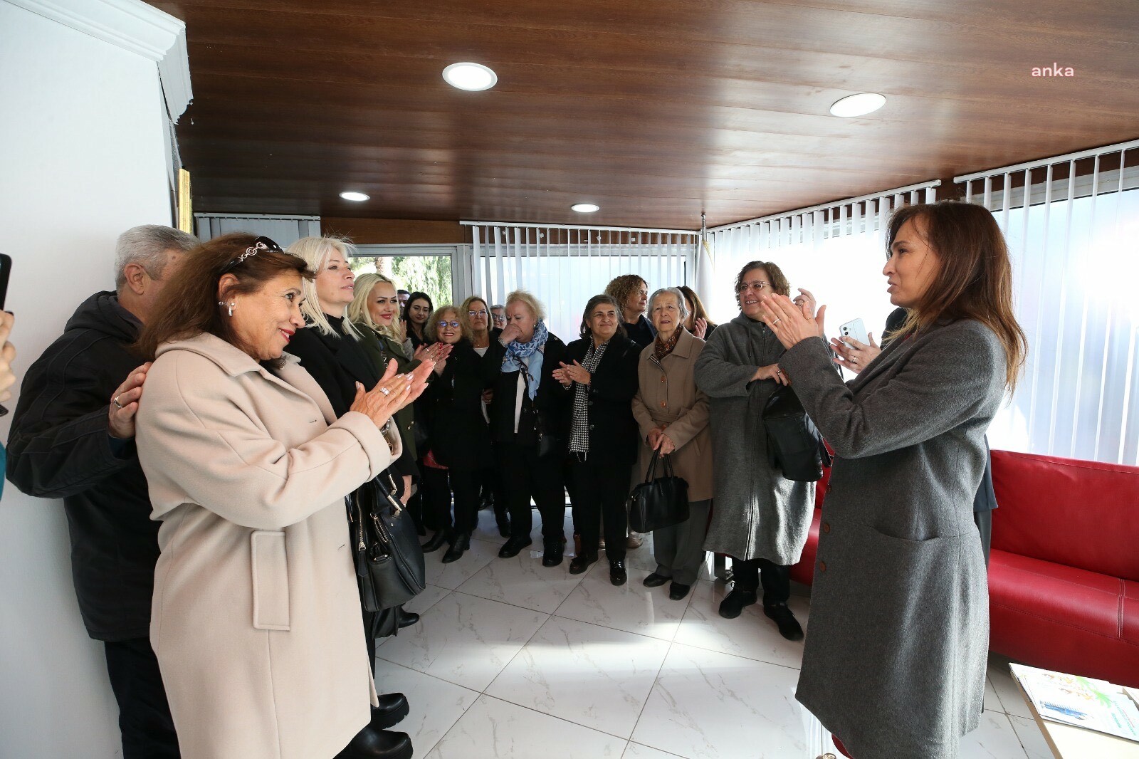 Karşıyaka Belediye Başkanı Ünsal: "Hiçbir kadını yalnız bırakmayacak, dayanışmamızı halka halka büyüteceğiz"