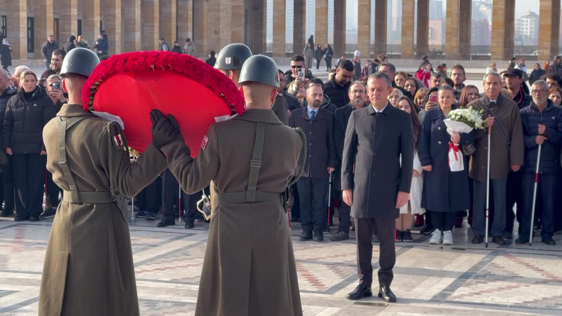 Özgür Özel, engellilerle Anıtkabir’de… “Engelli yurttaşlarımız hak ettikleri onurlu yaşam koşullarına kavuşana dek hep birlikte çalışmaya kararlıyız”