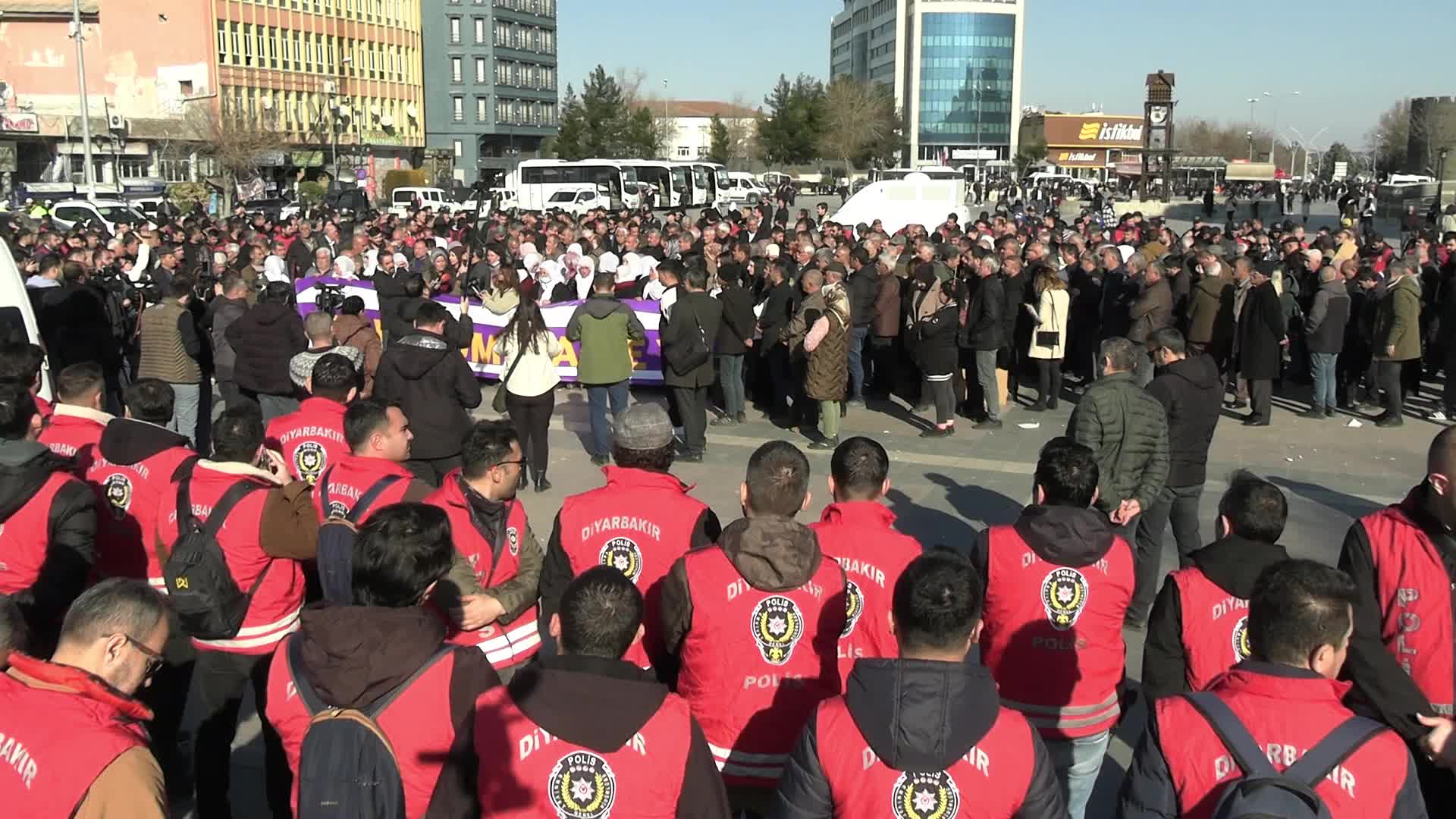 DEM Parti Diyarbakır'da oturma eylemi gerçekleştirdi