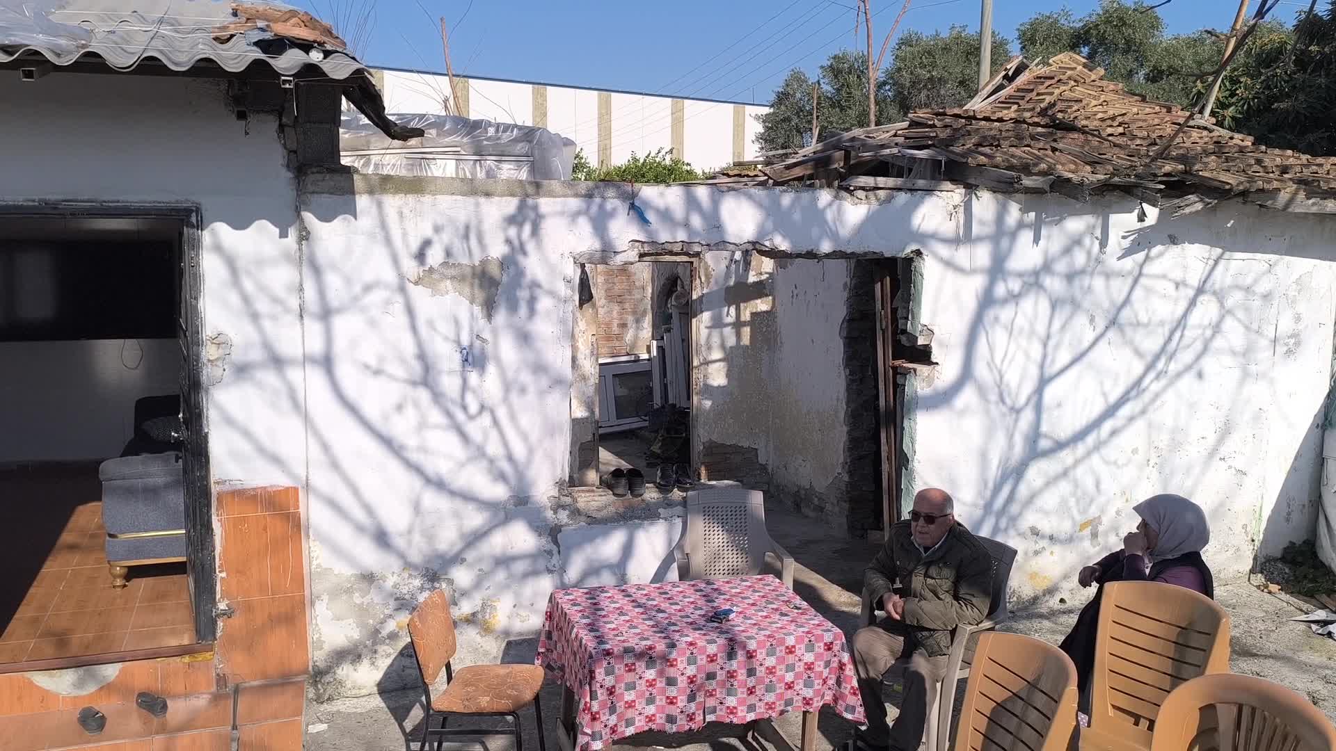 Tek odada yaşayan Hataylı depremzede: "Biz böyle yaşamaya devam mı edeceğiz? İki  sene oldu geçti, ne bir gelen oldu ne bir giden "