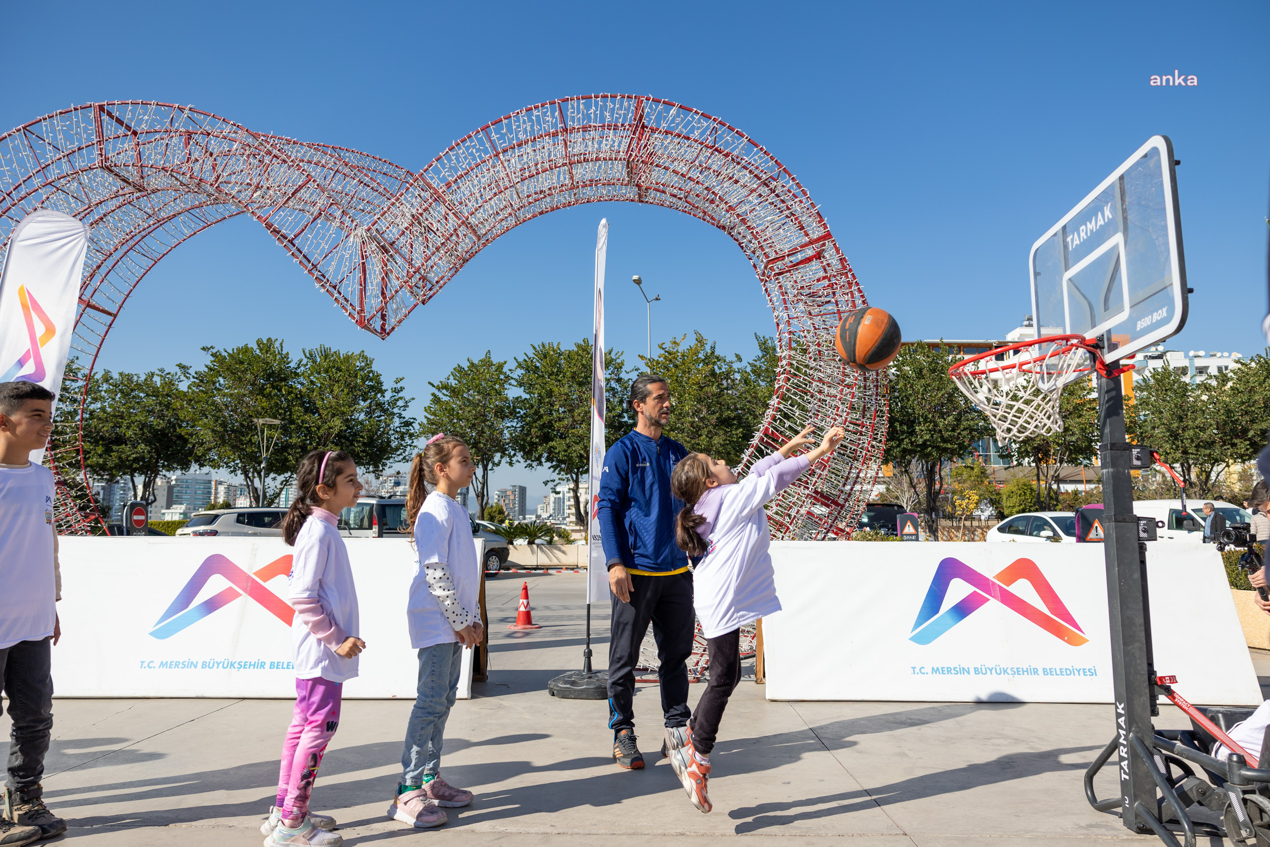 Mersin Büyükşehir Belediyesi’nin Sporbüs aracı, alışveriş merkezlerinde çocuklarla buluştu