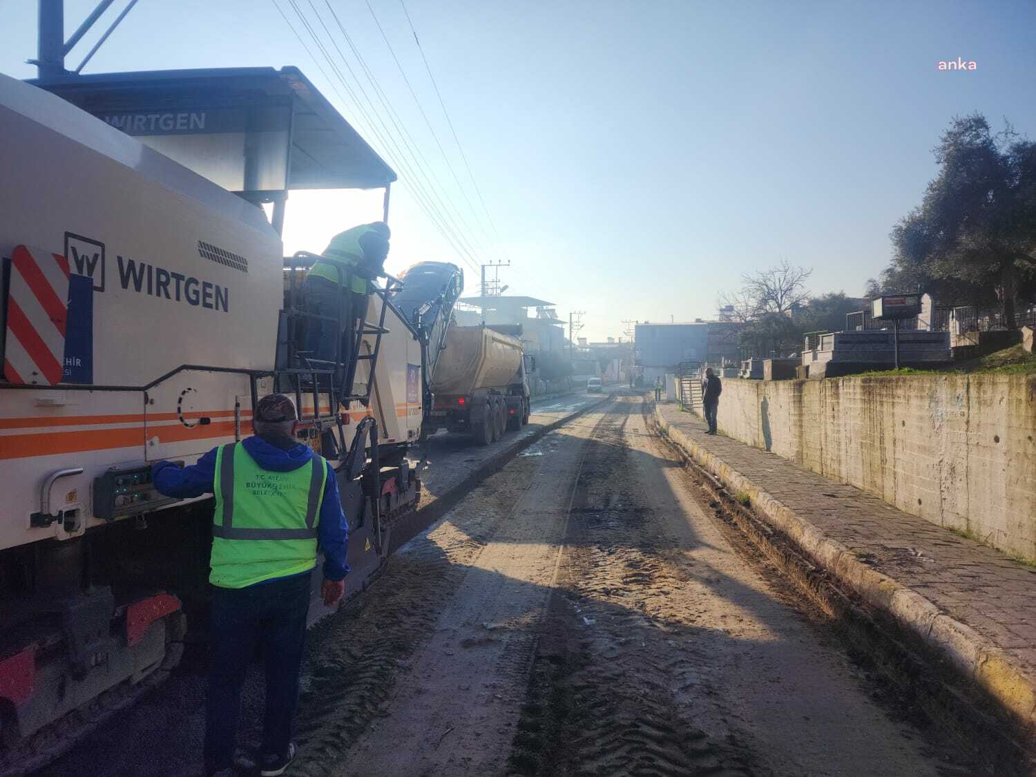 Aydın Büyükşehir Belediyesi, yol yenileme çalışmalarına devam ediyor