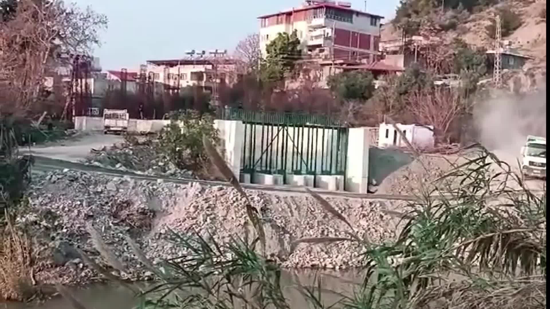  Hatay'ın Samandağ ilçesine bağlı Çöğürlü Mahallesi Muhtarı Kıymet Doğru, Samandağ Belediyesinin Asi Nehri'ne moloz döktüğünü öne sürdü