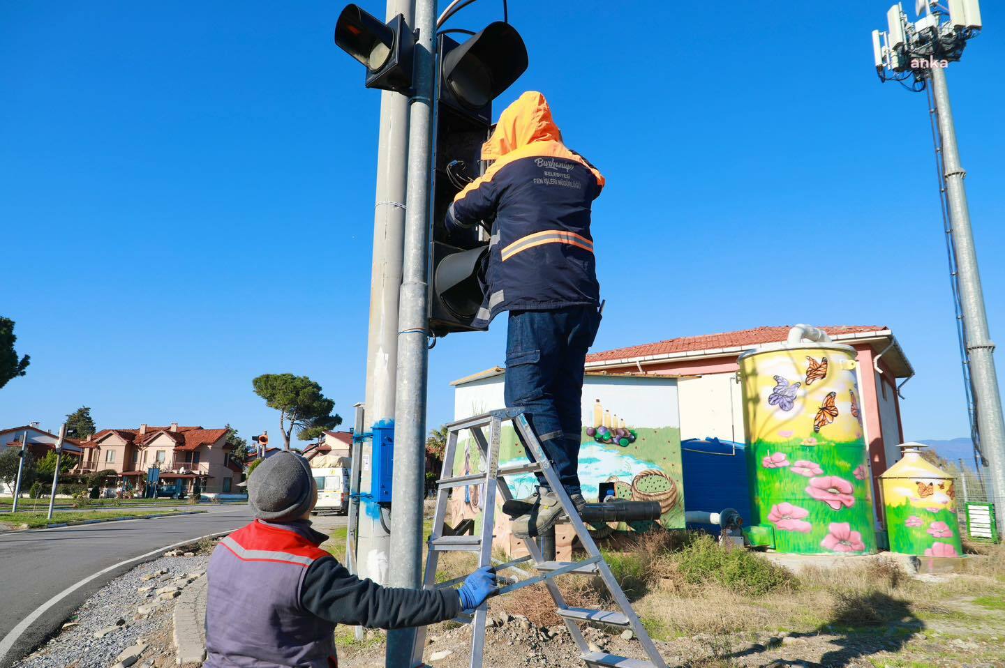 Burhaniye Belediyesi, ilçe genelinde yürüttüğü çalışmaları sürdürüyor