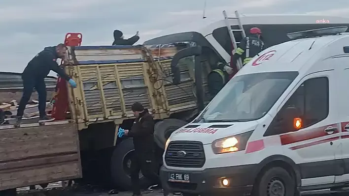 Seyir halindeki yolcu otobüsü tıra çarptı: 3 kişi hayatını kaybetti, 33 kişi yaralandı