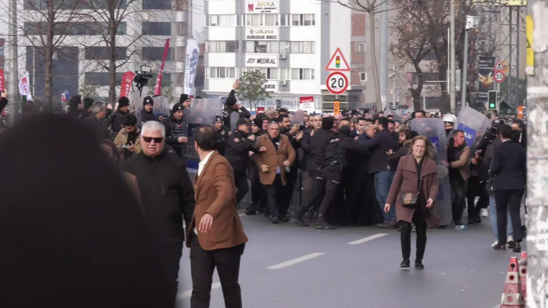 Çağlayan'da polisin biber gazı sıktığı anlarda CHP'li yöneticiler sık sık sağduyu çağrısı yaptı