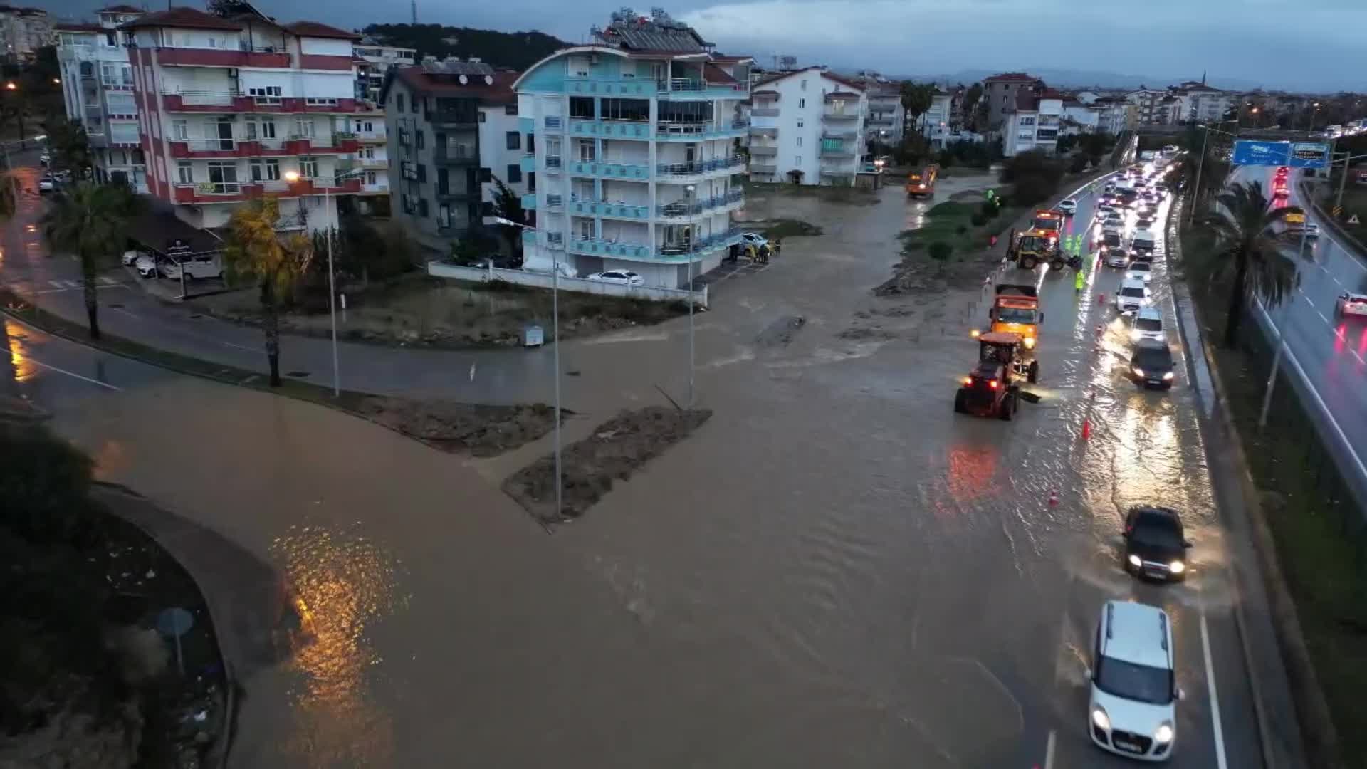 Manavgat Belediye Başkanı Kara, sağanak yağışın ardından ilçede incelemelerde bulundu