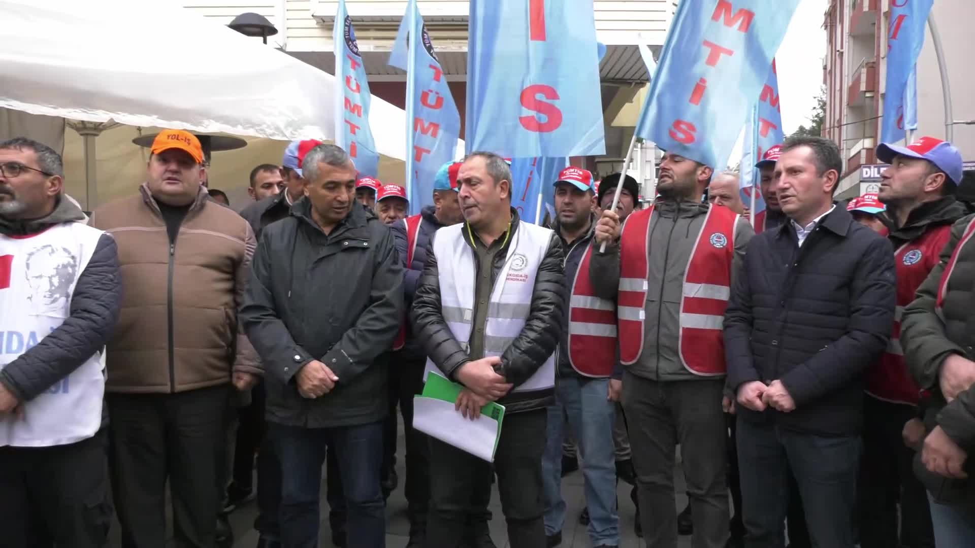 Açlık grevindeki Polonez işçileri... TÜRK-İŞ İstanbul Temsilcisi Erdal: Orada yürüme, burada yürüme. Soruyorum size ne yapacağız