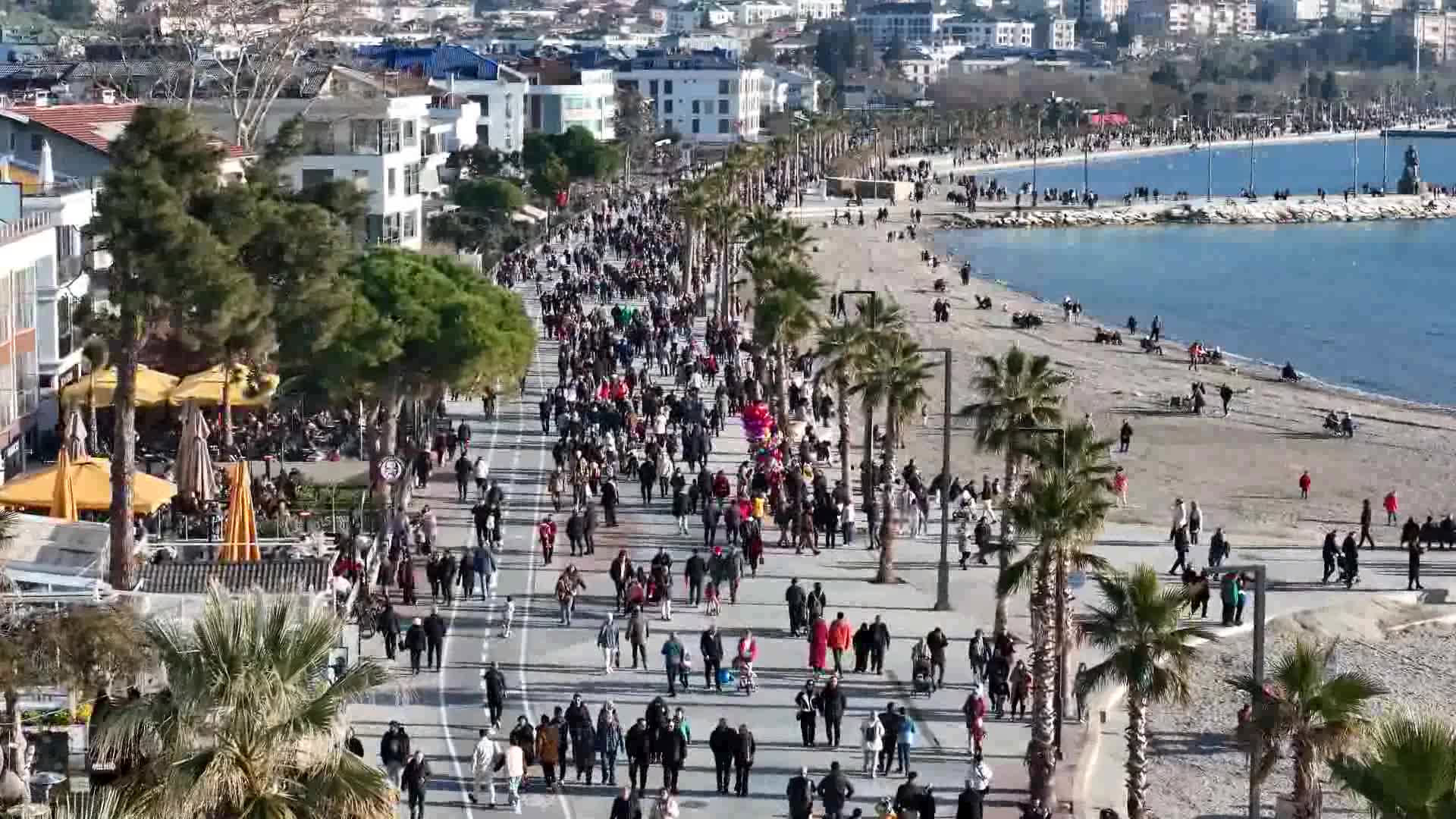 İstanbullular, güneşli havayı, Büyükçekmece sahillerinde değerlendirdi 