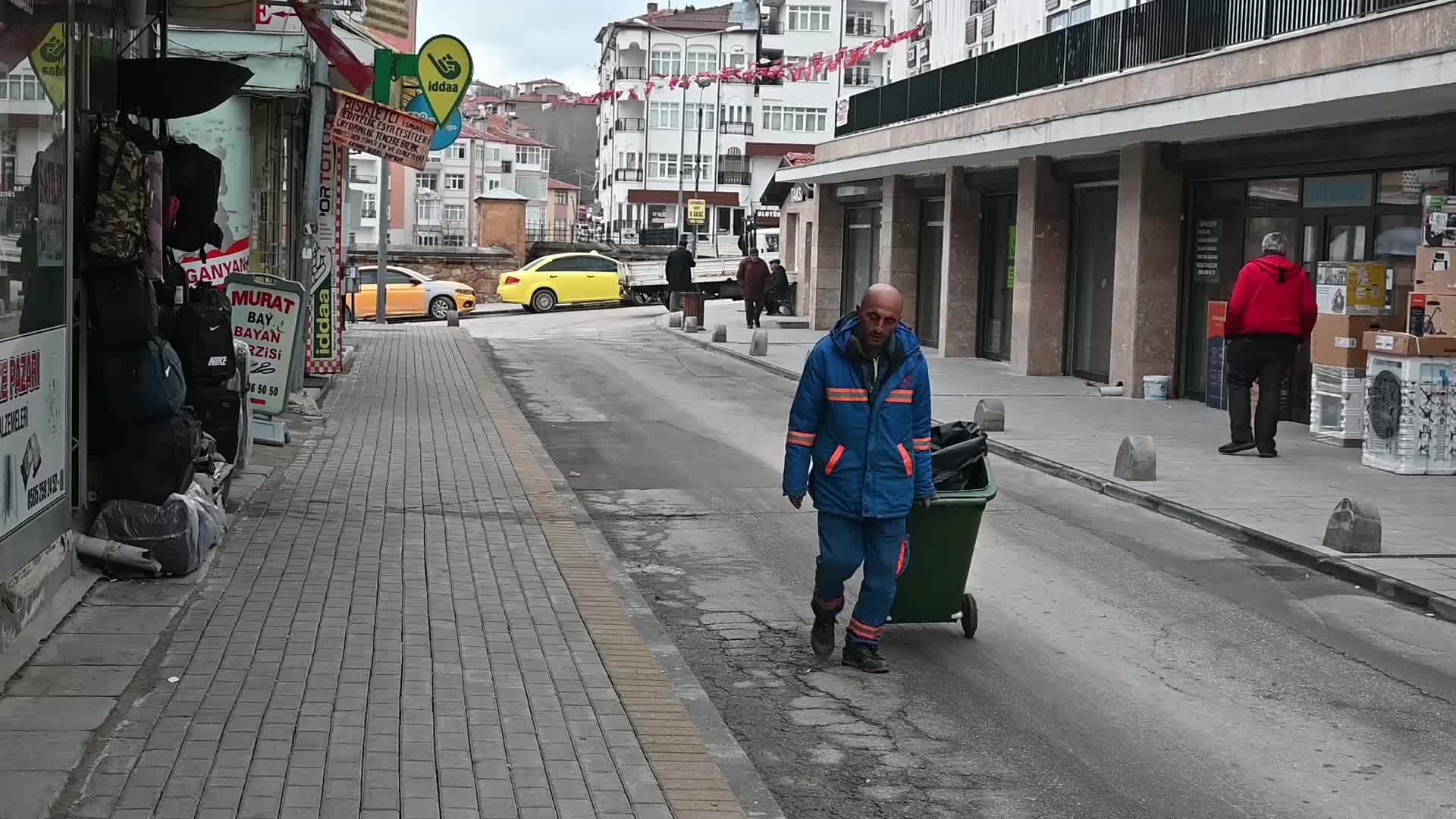 Vatandaştan asgari ücret tepkisi: “Cumhurbaşkanımızın meşhur hesabına göre şu an üç öğün simit-çay yesek, asgari ücret yine karşılamıyor"