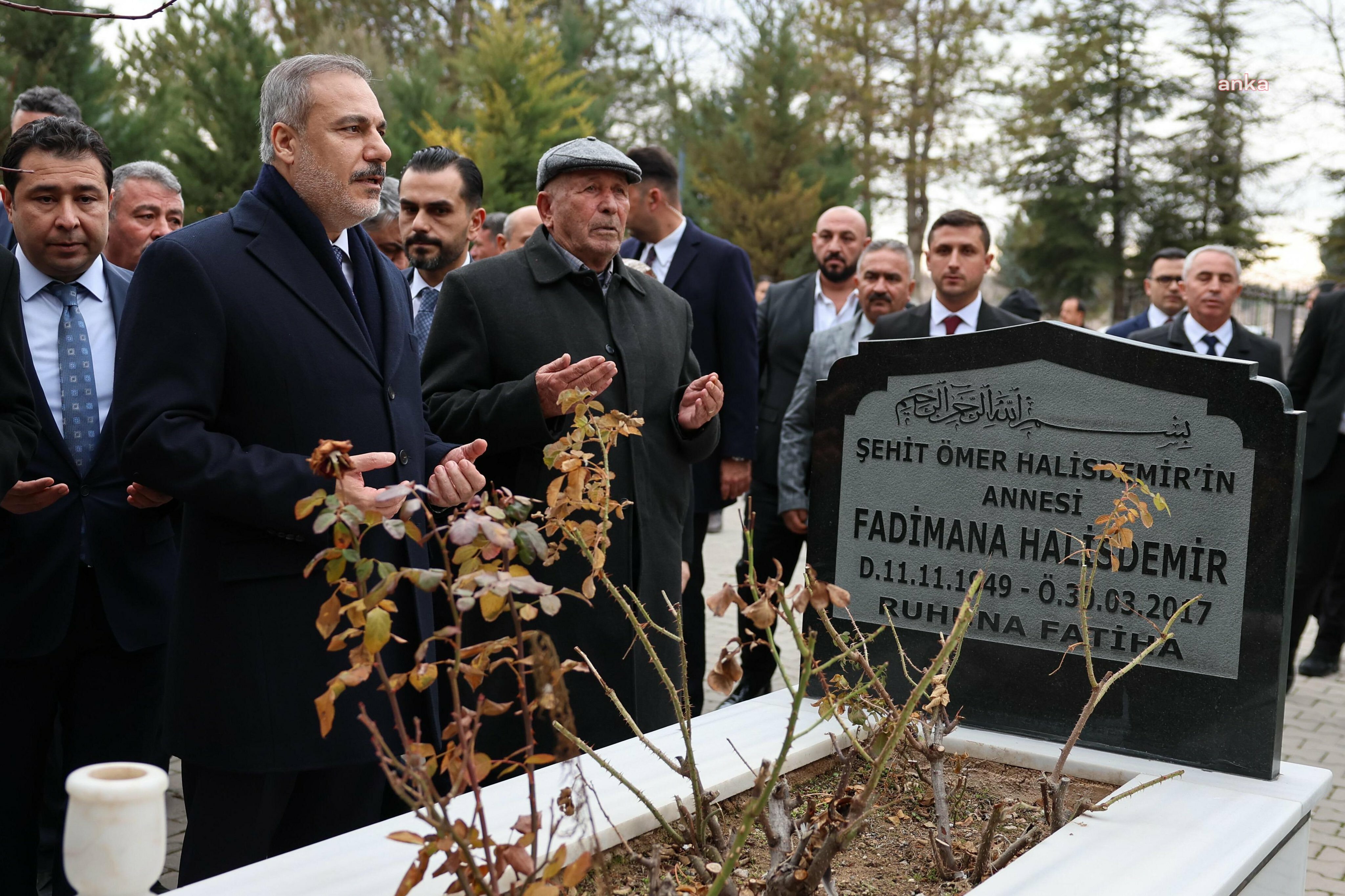 Bakan Findan, Ömer Halisdemir'in kabrini ziyaret etti 