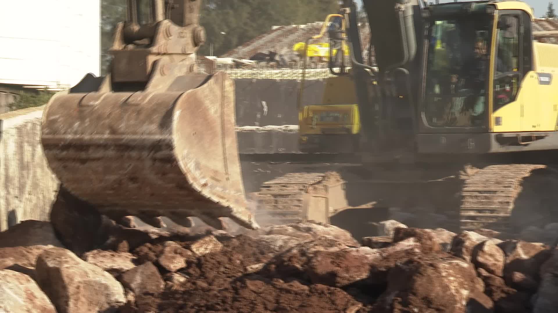 Gaziemir'de Hava Eğitim Yolu Taşıt Üst Geçidi’nde çalışmalar sona yaklaştı