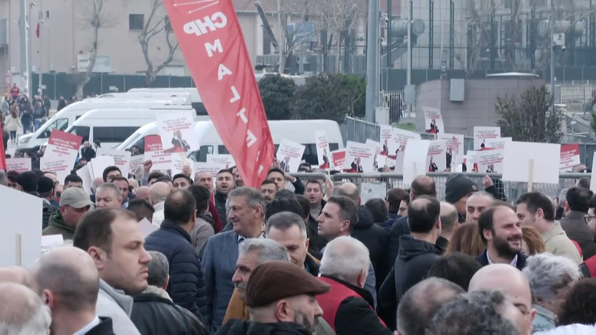 İmamoğlu Çağlayan Adliyesi’nde... Vatandaşlar İmamoğlu'na destek için adliye önünde toplandı 