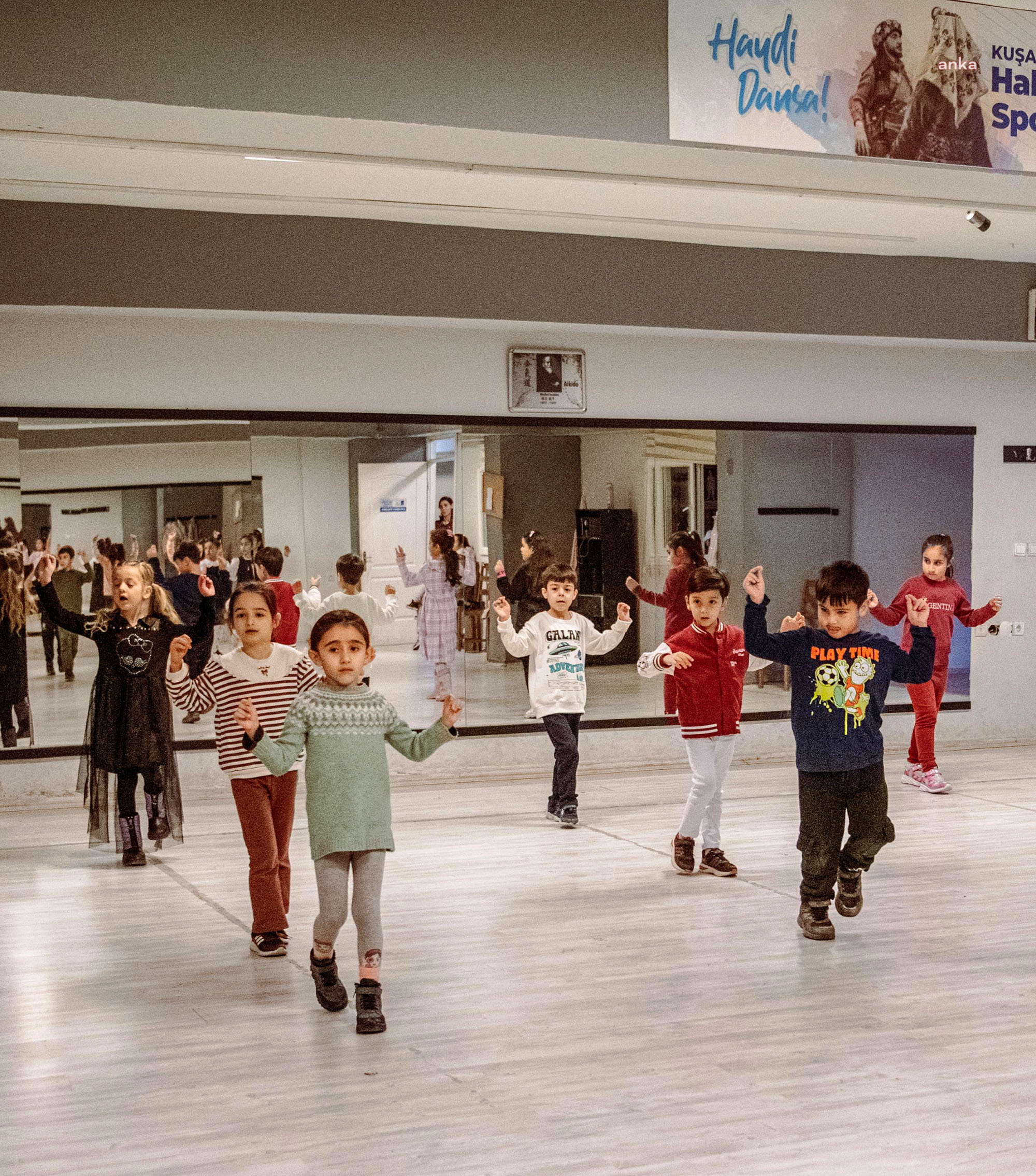 Kuşadası Belediyesi Halk Dansları Akademisi Spor Kulübü kurslarına yoğun ilgi